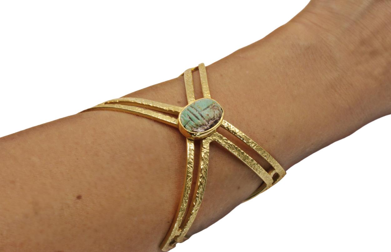Le bracelet Libertad est une expression frappante de la liberté, mêlant harmonieusement l'esthétique ancienne, les influences mystiques de l'Amazonie et le design moderne. Méticuleusement fabriquée en or jaune 14 carats, cette manchette audacieuse