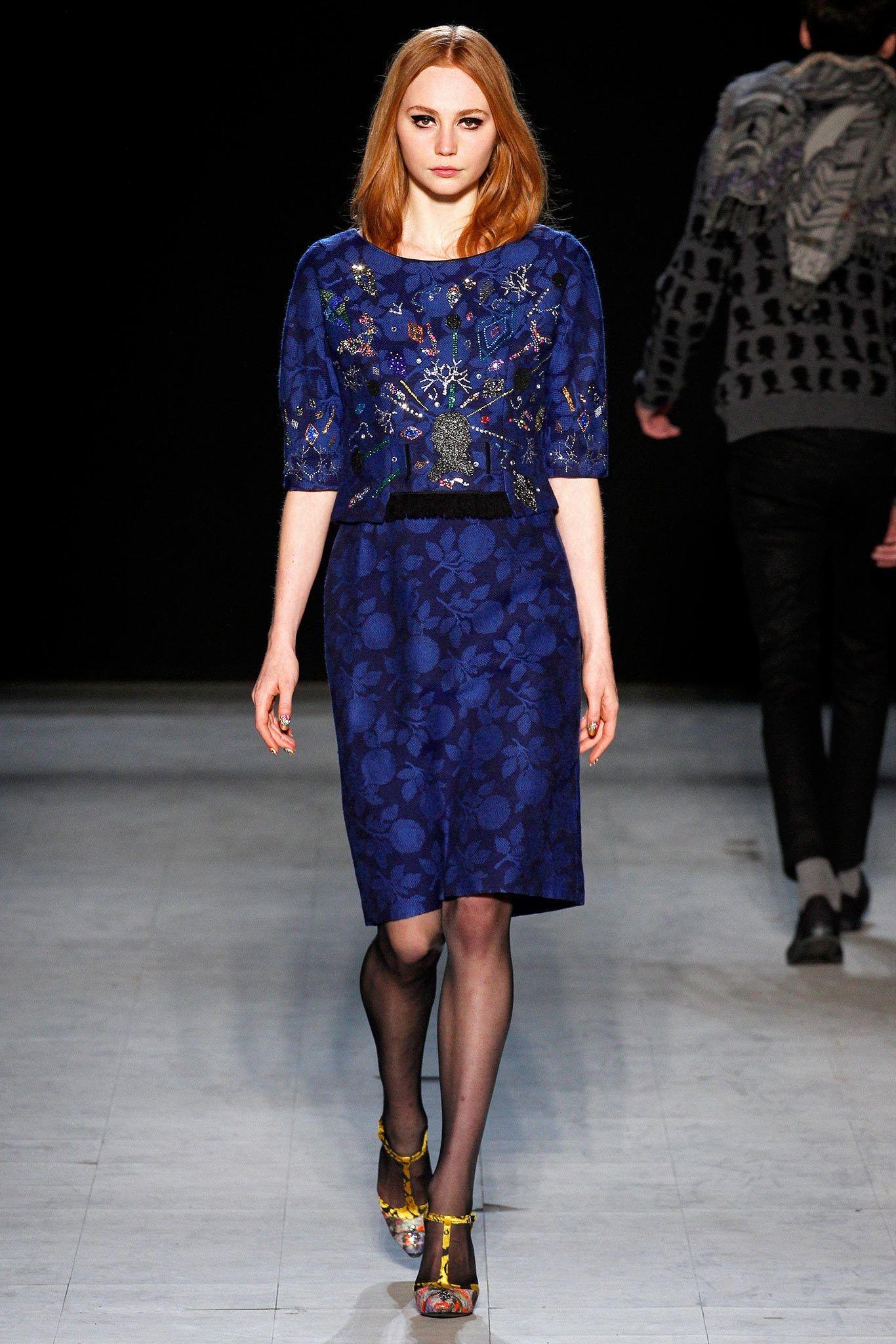 Libertine Herbst/Winter 2013 Jacquard-Kleid wie auf dem Laufsteg gesehen. Libertine bringt Vintage-Silhouetten ins 21. Jahrhundert mit ihren skurrilen Verzierungen im Pop-Art-Stil, mit denen sie echte Vintage-Stücke schmücken. Das Kleid, das