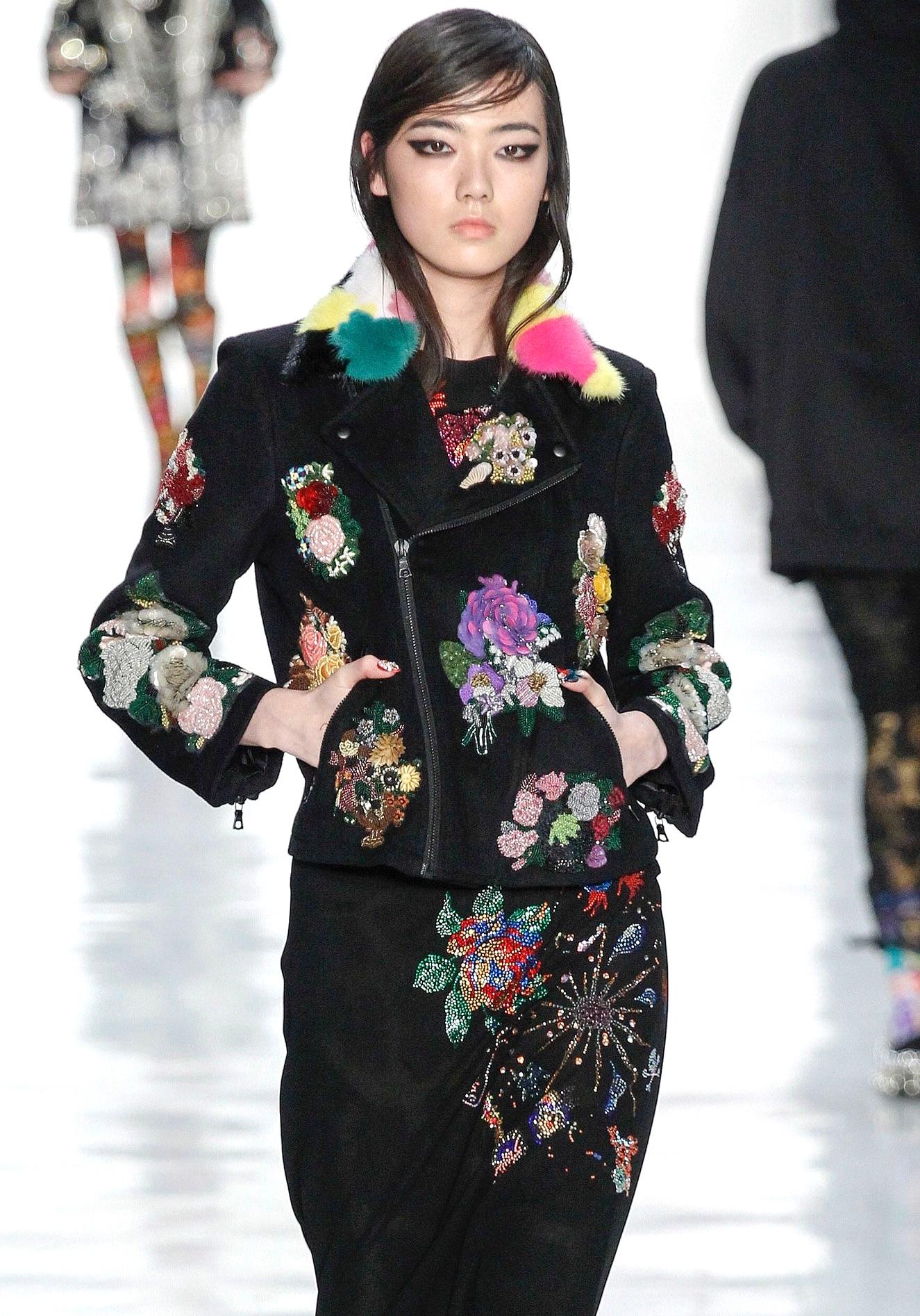 Libertine F/W 2017 Heavily Embellished Rose Print Black Wool Dress, NWT en vente 5