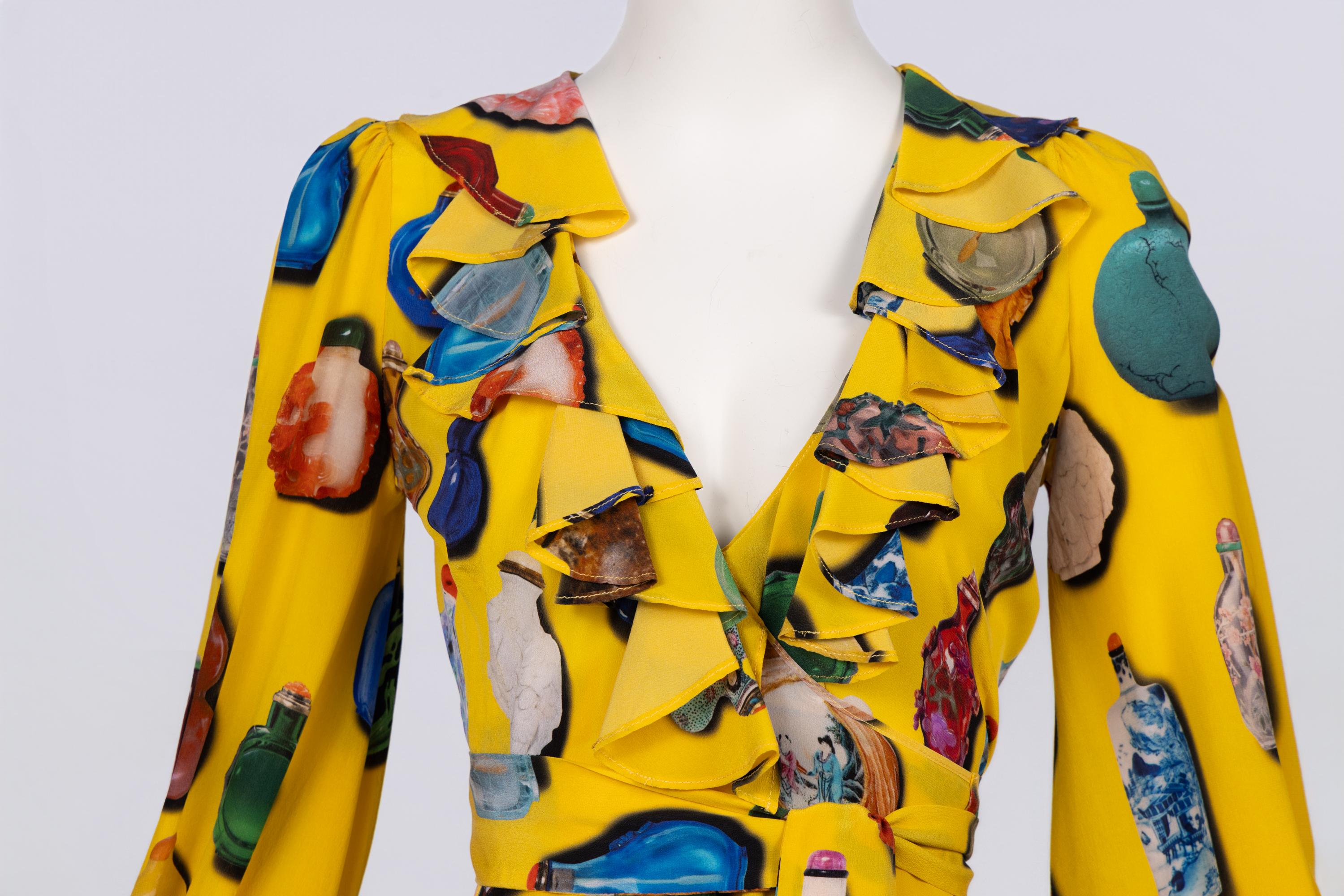 Passerella Libertine Autunno 2018 Abito a portafoglio in seta con stampa bottiglia di tabacco da fiuto - Look 5 in vendita 6