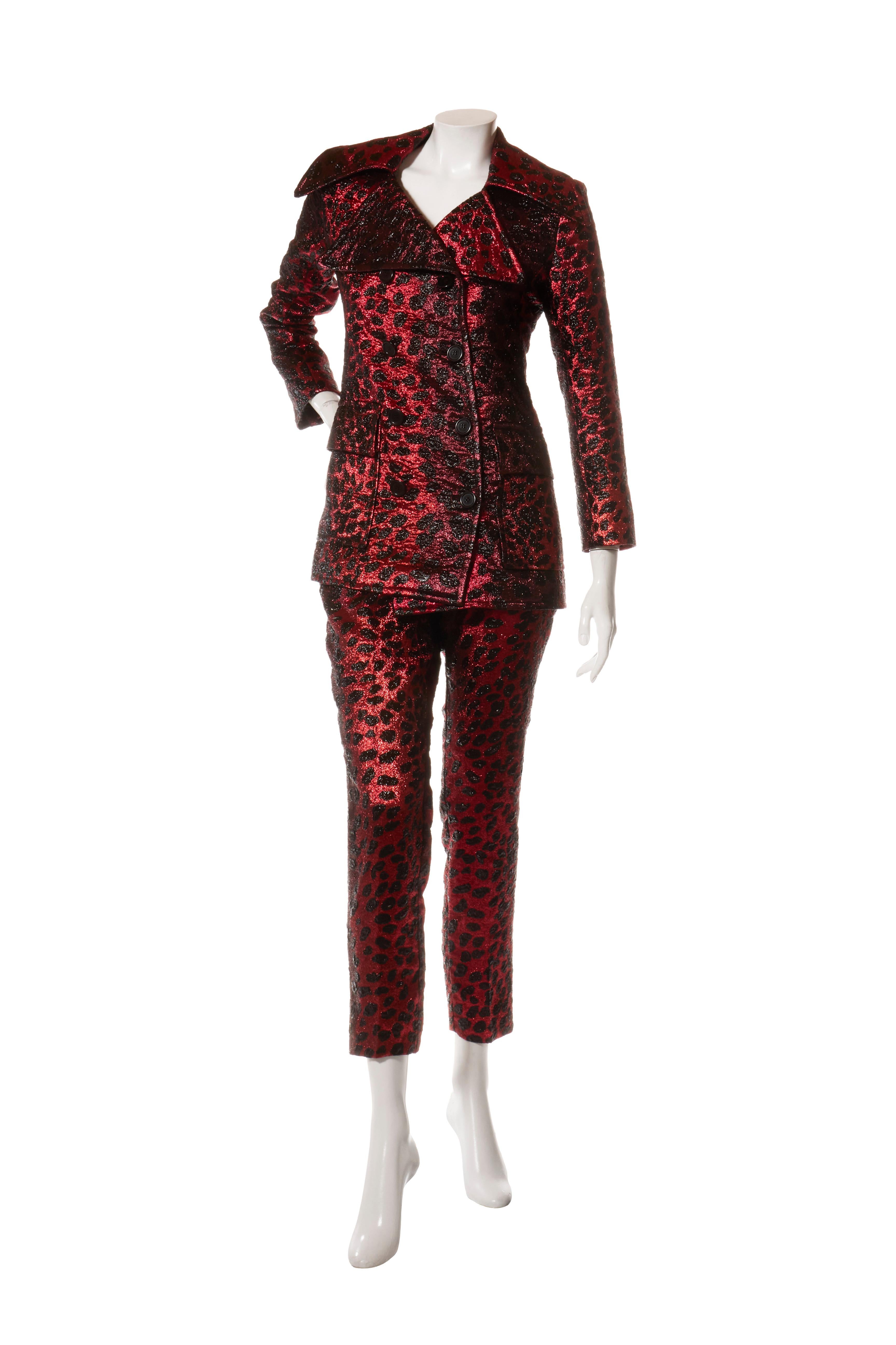 Libertine FW 2019 Metallic Leopard Jacquard Suit Red & Black Handmade Size S

Step into bold sophistication with this striking Libertine two-piece suit from the Fall/Winter 2019 collection. Handmade in Los Angeles, this suit embodies Libertine’s