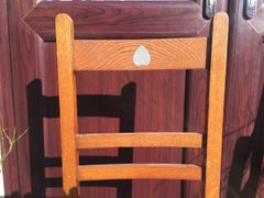 Liberty, Pareja de sillas Arts & Crafts con asiento de roble con incrustaciones de corazones de peltre
