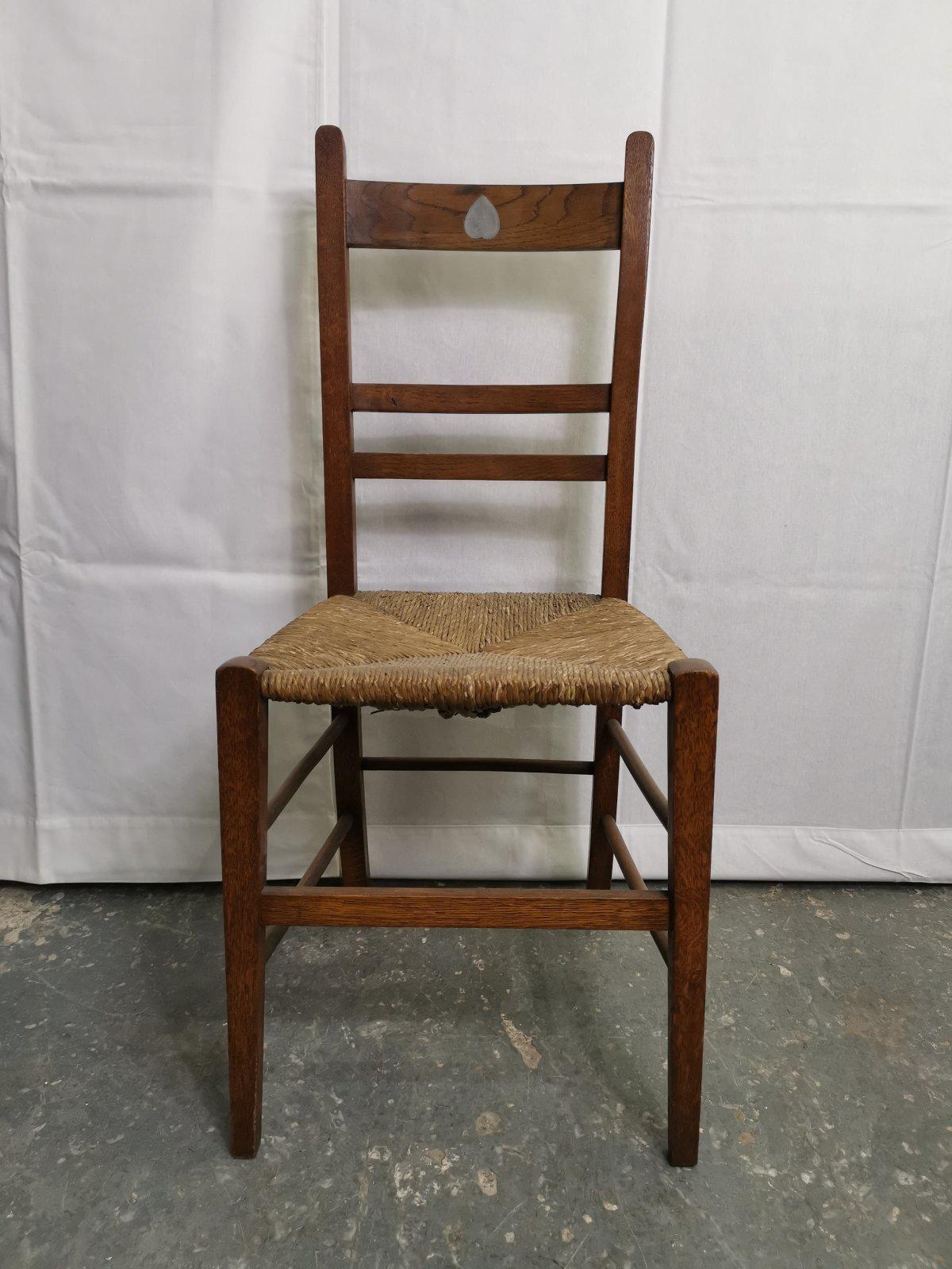 Liberty Liberty, ein Paar Arts & Crafts-Sessel aus Eichenholz mit Intarsien aus Zinnherzen (Englisch) im Angebot