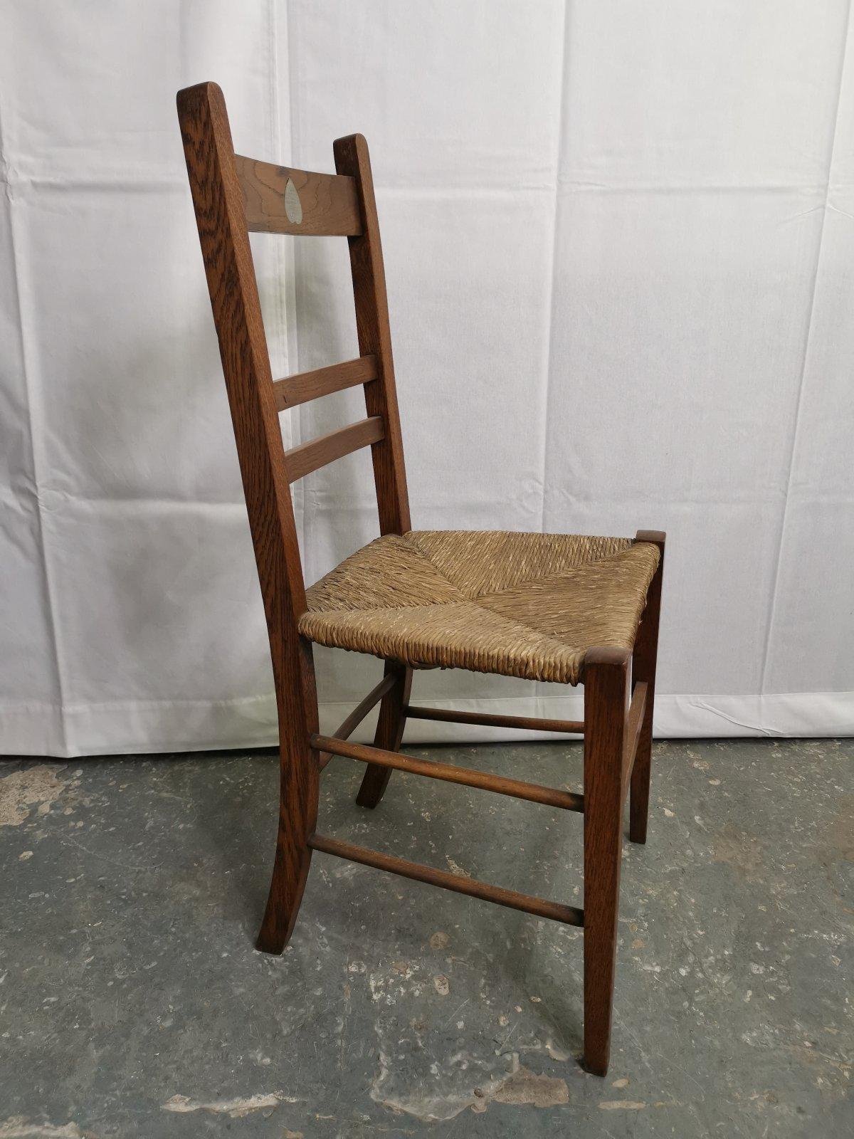 Liberty Liberty, ein Paar Arts & Crafts-Sessel aus Eichenholz mit Intarsien aus Zinnherzen (Handgefertigt) im Angebot