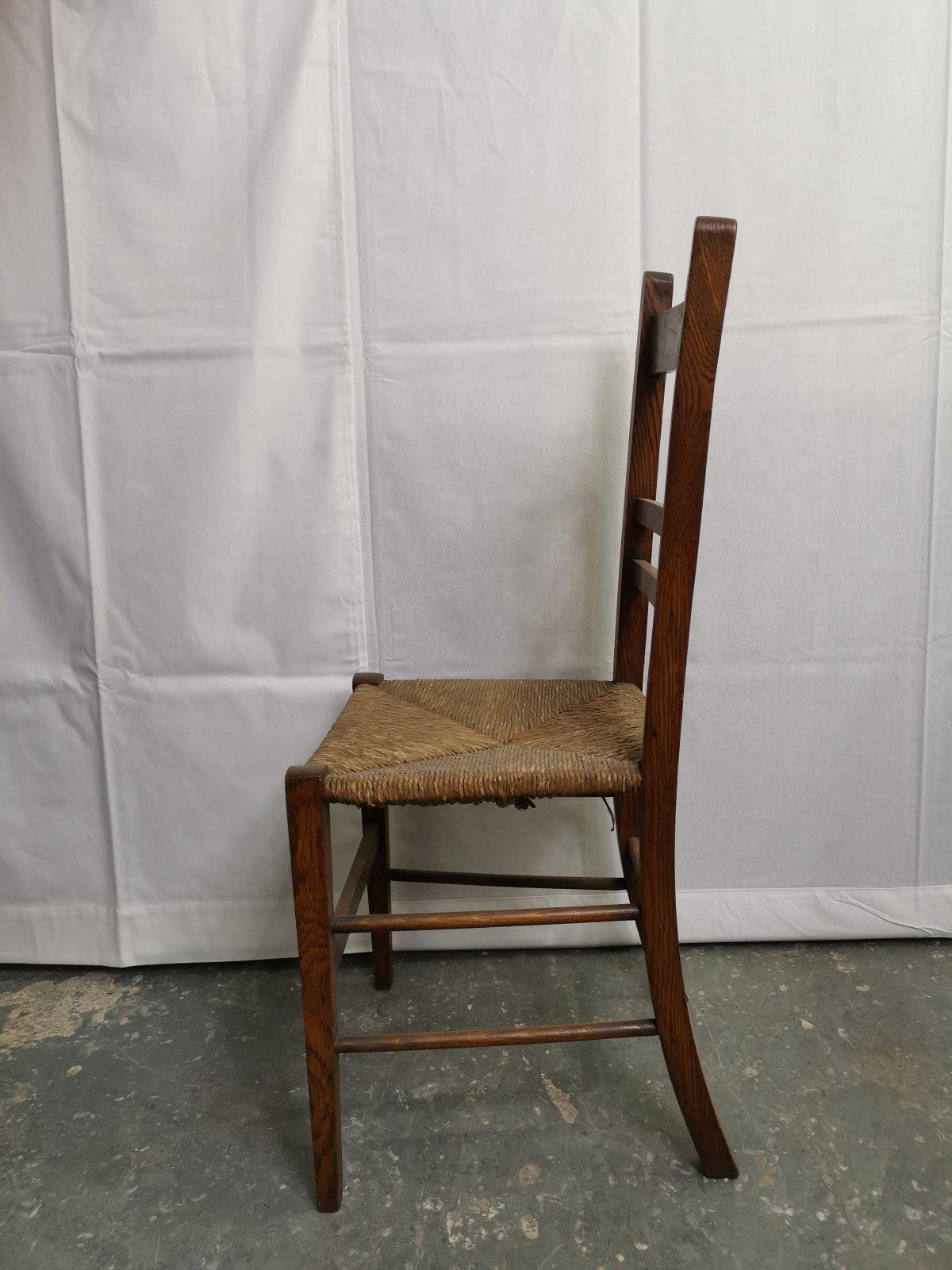 Liberty Liberty, ein Paar Arts & Crafts-Sessel aus Eichenholz mit Intarsien aus Zinnherzen (20. Jahrhundert) im Angebot