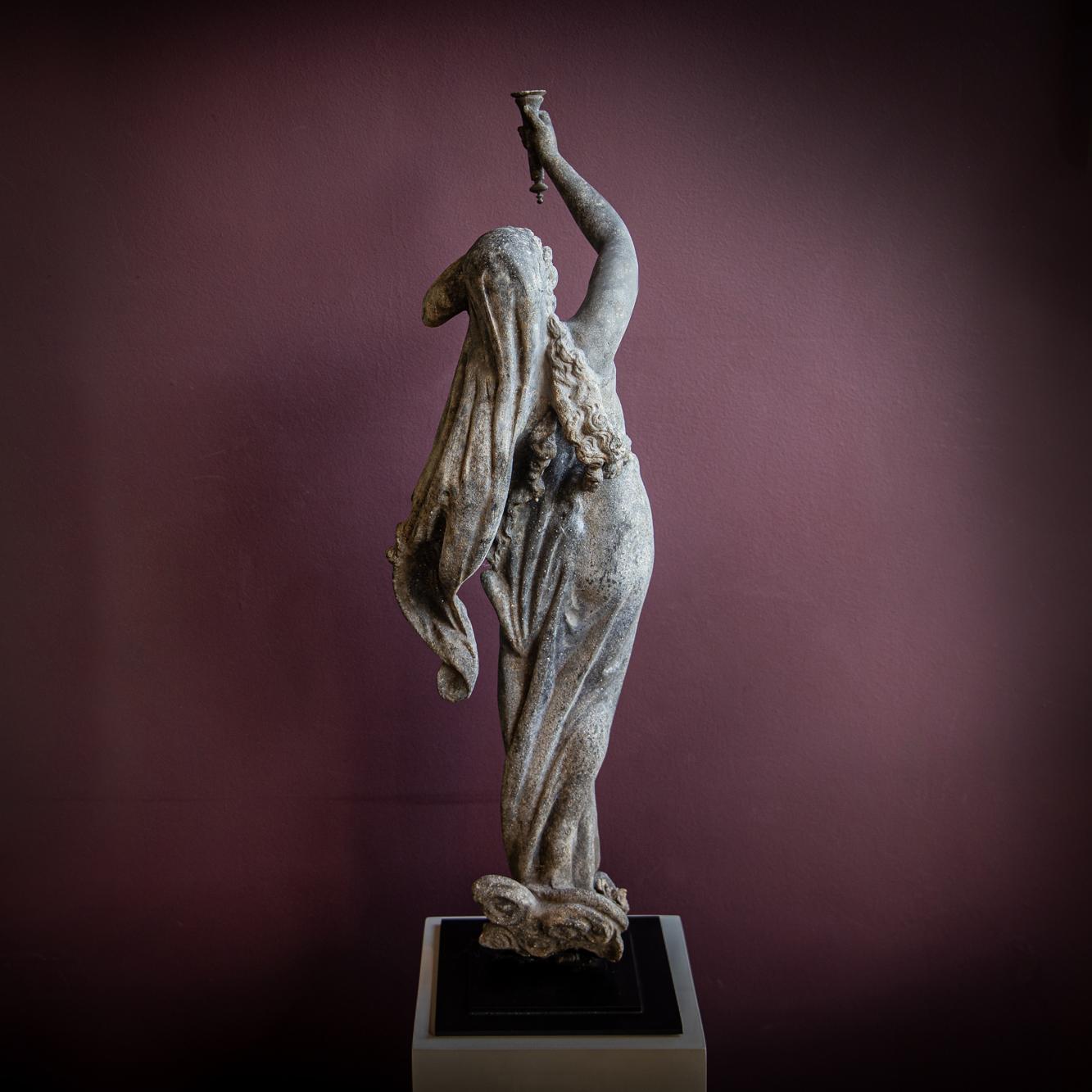 Liberty – eine figurative Skulptur aus patiniertem Blei, Frankreich um 1900 (Französisch) im Angebot