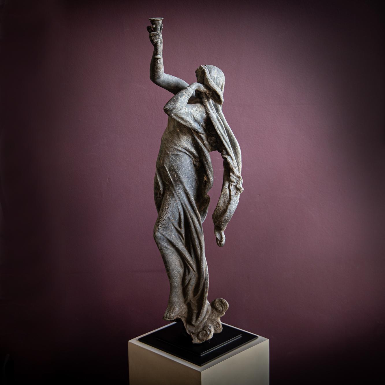 Liberty – eine figurative Skulptur aus patiniertem Blei, Frankreich um 1900 (Frühes 20. Jahrhundert) im Angebot