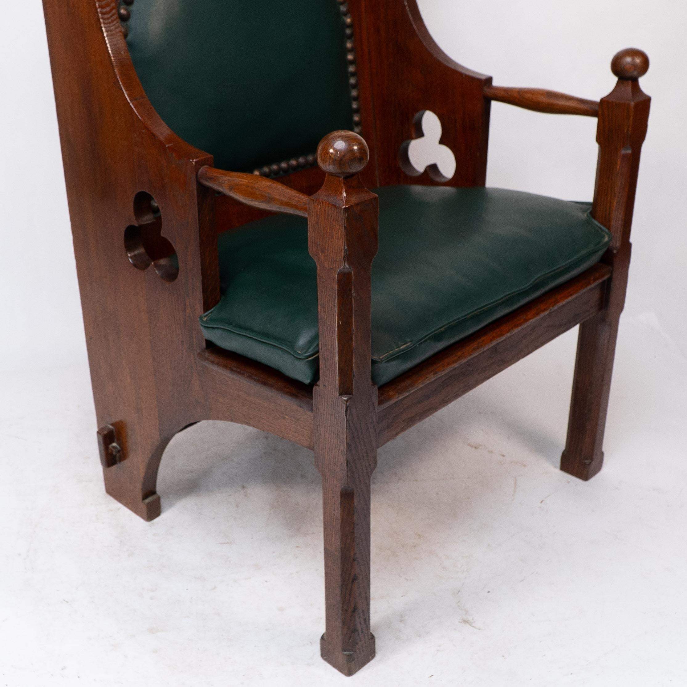 Liberty and Co. A good quality Arts and Crafts oak armchair with leather cushion For Sale 3