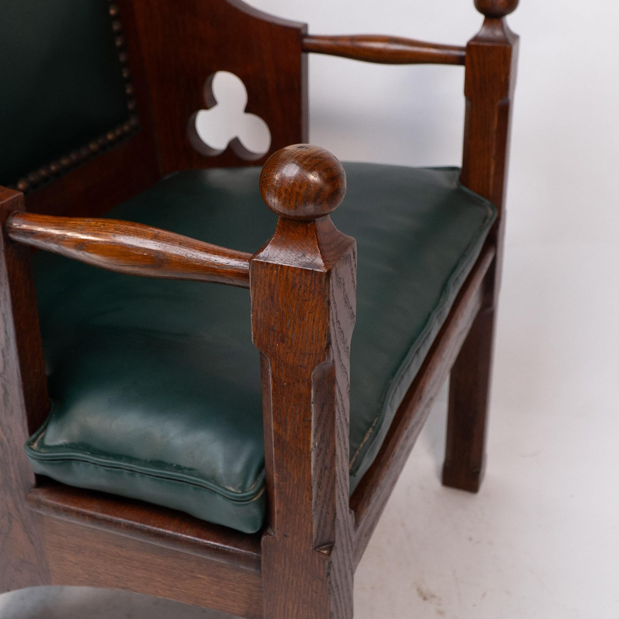 Liberty and Co. A good quality Arts and Crafts oak armchair with leather cushion For Sale 4
