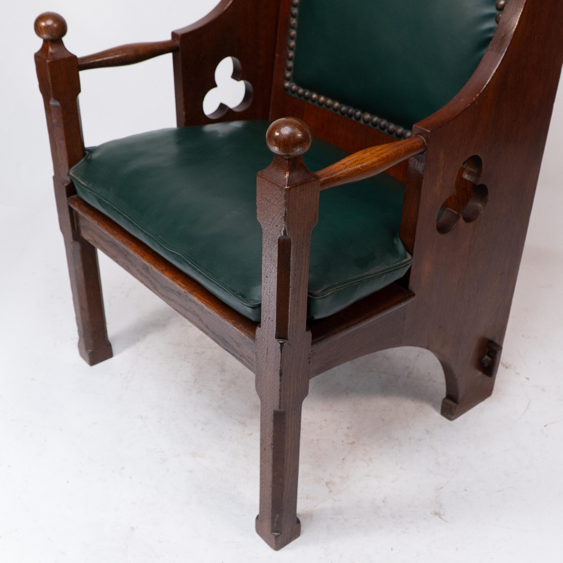 Liberty and Co. A good quality Arts and Crafts oak armchair with leather cushion For Sale 6