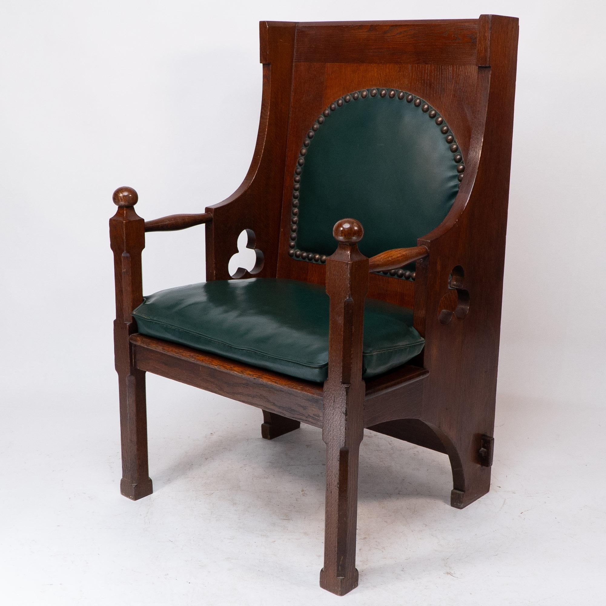 Liberty und Co. Eine gute Qualität Arts and Craft Eiche Sessel mit Leder Kissen (Arts and Crafts) im Angebot