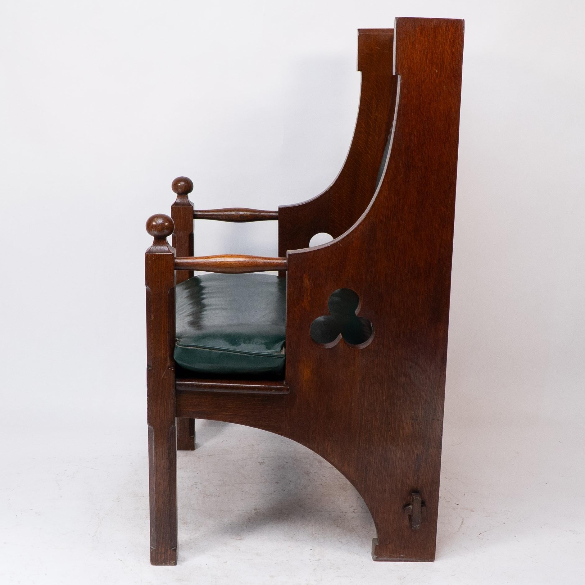 Liberty und Co. Eine gute Qualität Arts and Craft Eiche Sessel mit Leder Kissen (Handgefertigt) im Angebot