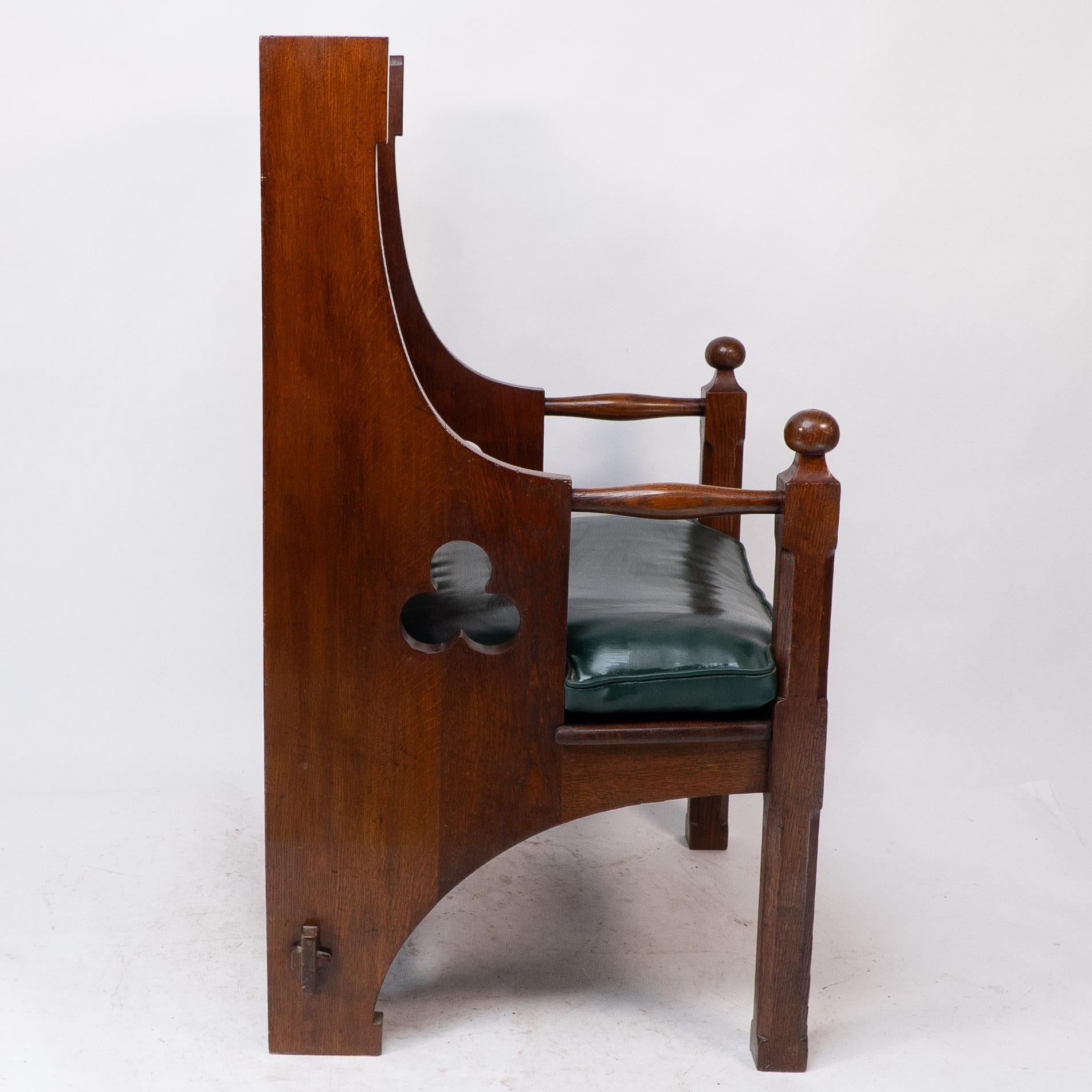 Liberty und Co. Eine gute Qualität Arts and Craft Eiche Sessel mit Leder Kissen im Zustand „Gut“ im Angebot in London, GB