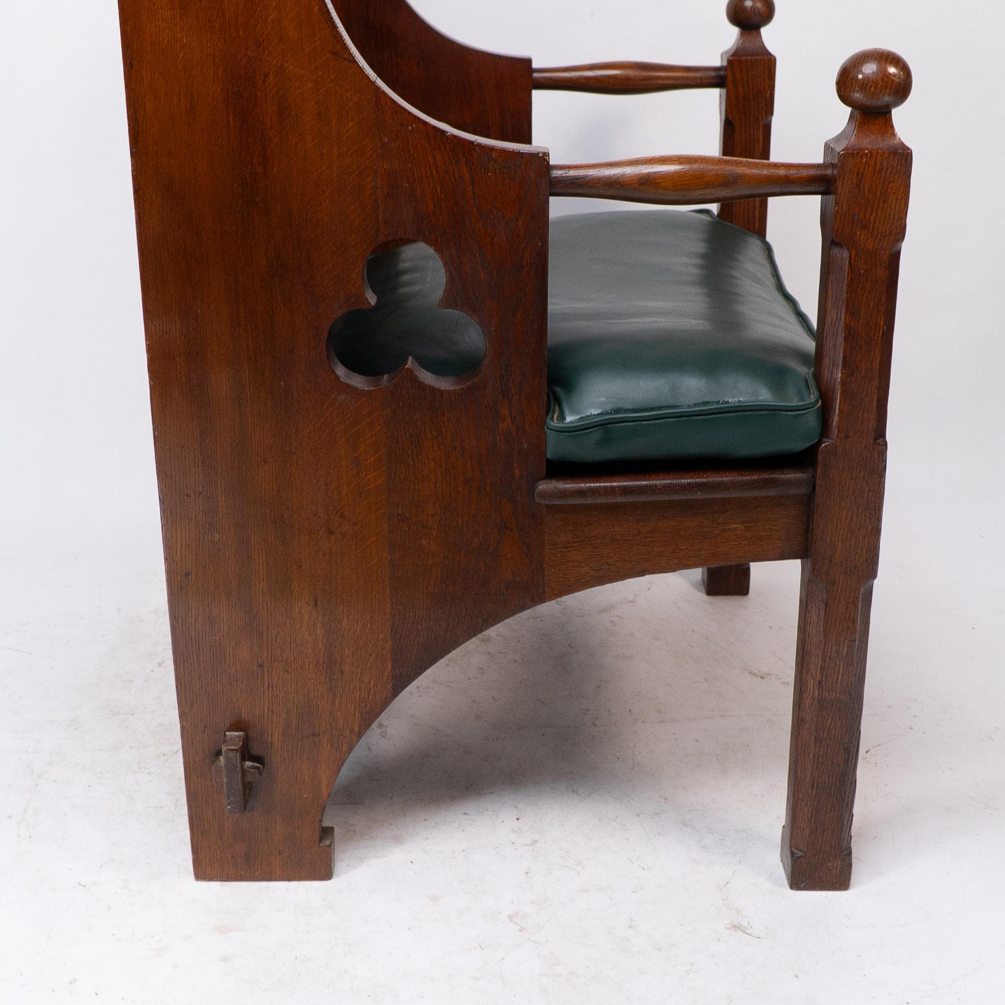 Liberty und Co. Eine gute Qualität Arts and Craft Eiche Sessel mit Leder Kissen im Angebot 2