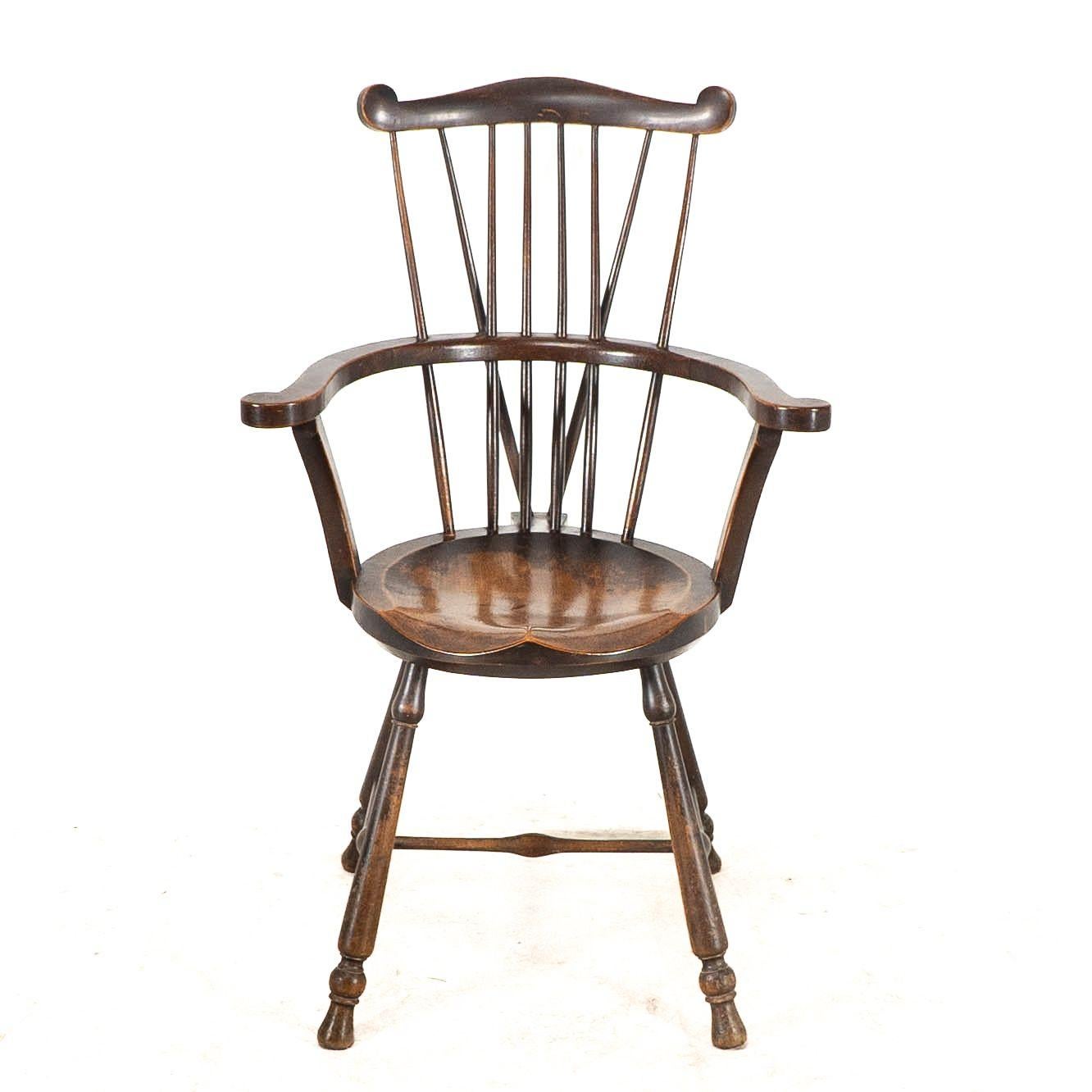 Sillón Windsor de buena calidad atribuido a Liberty & Co. con soportes de respaldo bien diseñados. Hay un sillón idéntico en Jeremy Coopers Victorian and Edwardian Furniture and Interiors, página 209, ilustración 575, donde aparece expuesto en las