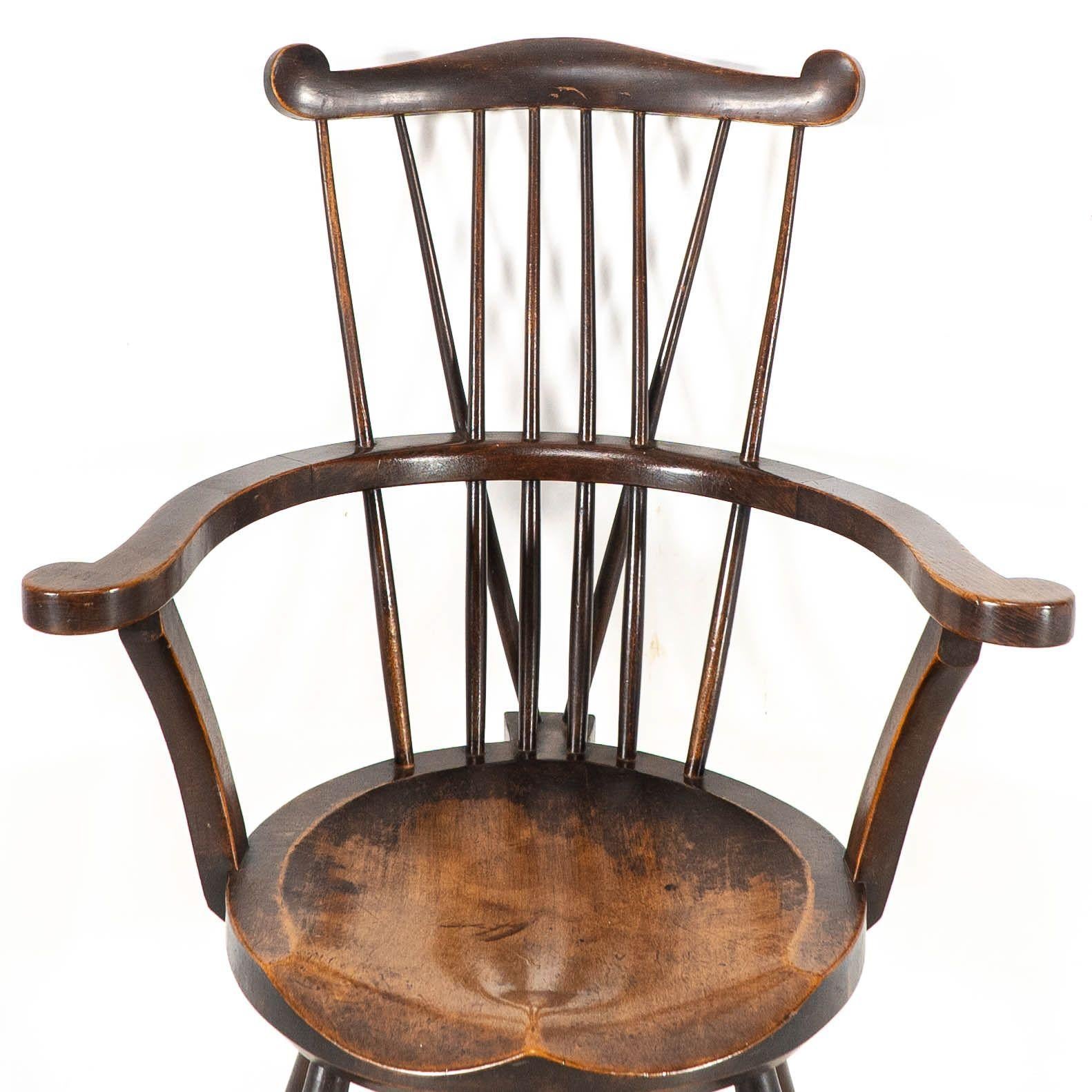 Liberty & Co. Un sillón Windsor de buena calidad en venta 2