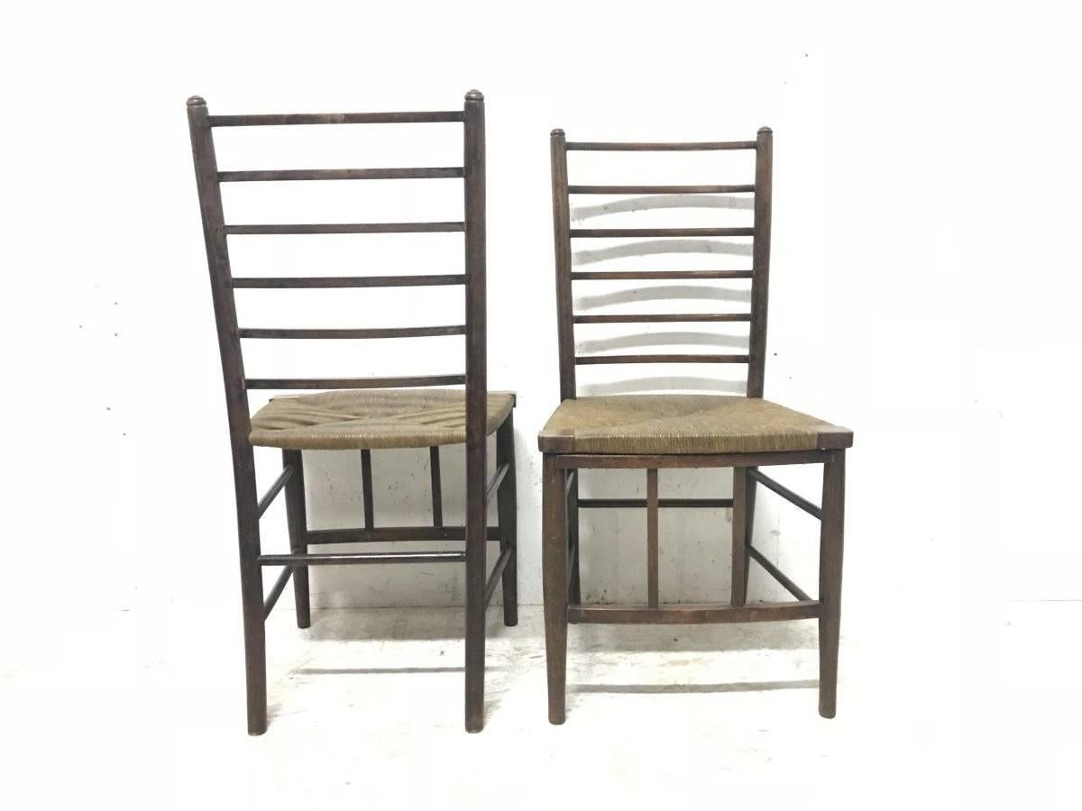 Liberty and Co, ein Paar Arts and Crafts-Beistellstühle mit fein geflochtenen Sitzen (Englisch) im Angebot