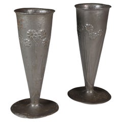 Liberty and Co. Paire de vases Tudric en étain