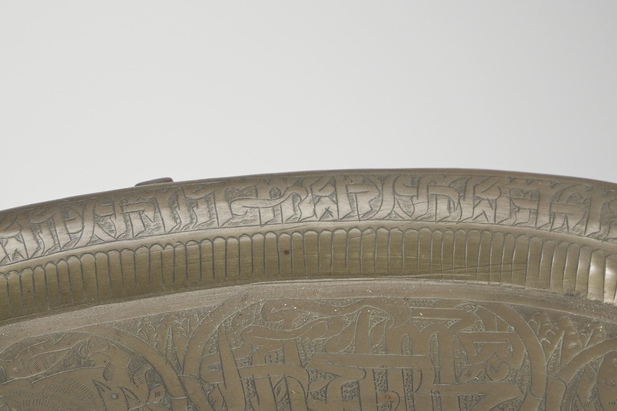 Liberty und Co. Ein seltener und ungewöhnlicher ovaler Beistelltisch mit acht Beinen im maurischen Stil im Angebot 3