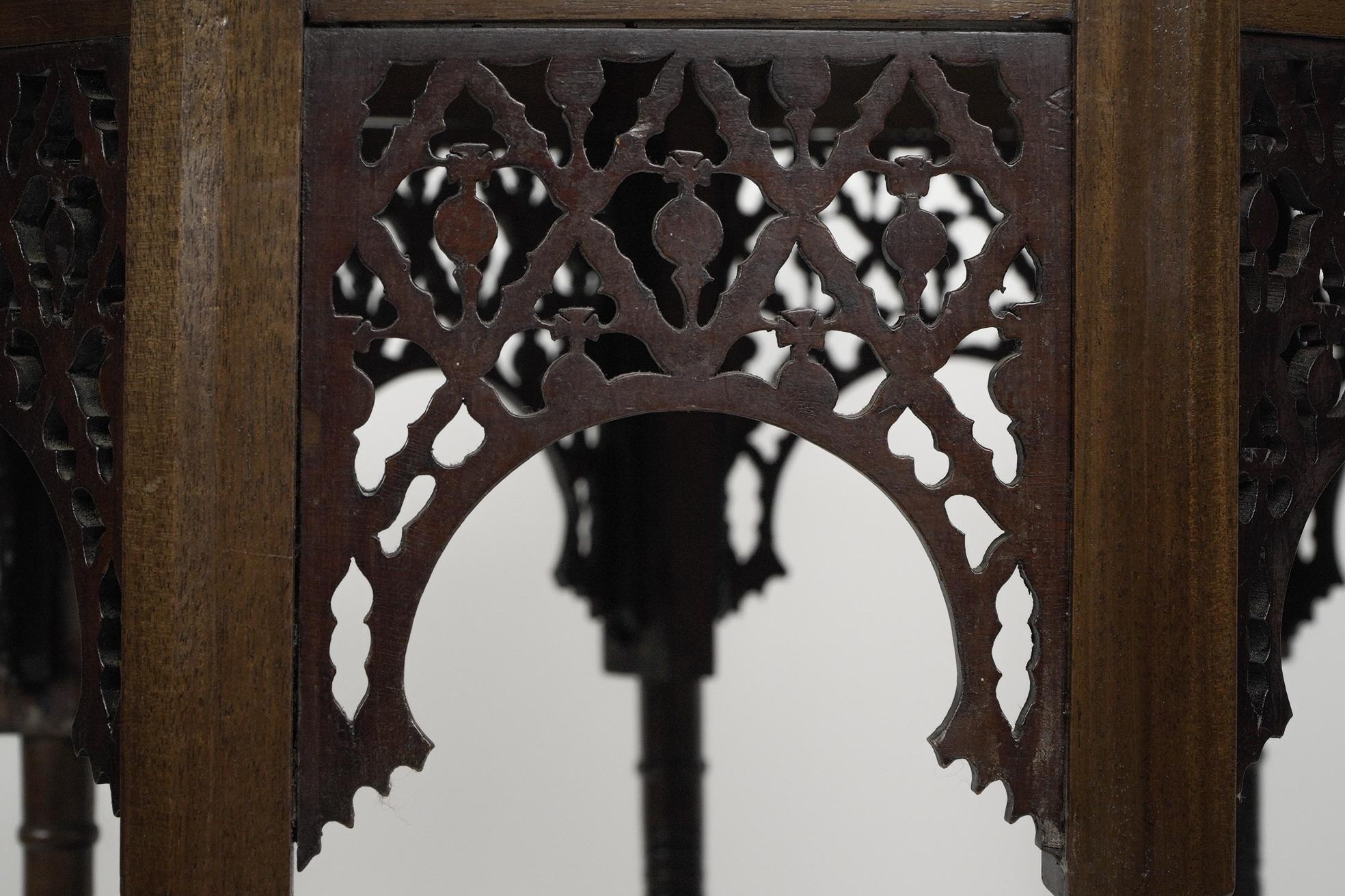Liberty and Co. Une table d'appoint mauresque ovale rare et inhabituelle à huit pieds en vente 7