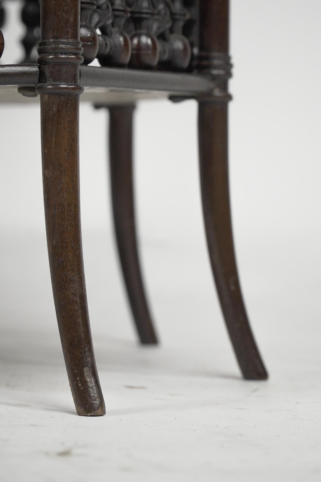 Liberty and Co. Une table d'appoint mauresque ovale rare et inhabituelle à huit pieds en vente 12