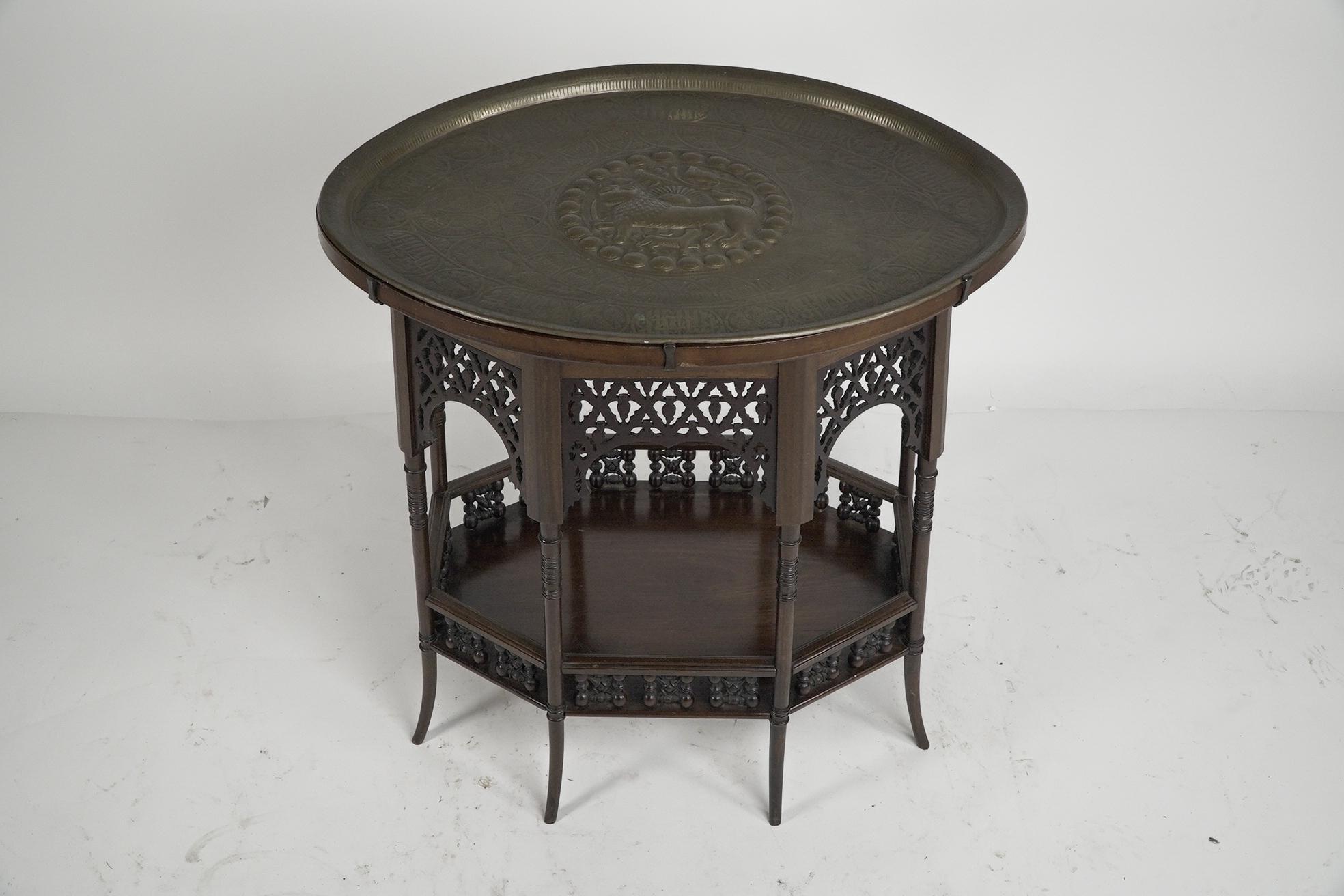 Mauresque Liberty and Co. Une table d'appoint mauresque ovale rare et inhabituelle à huit pieds en vente