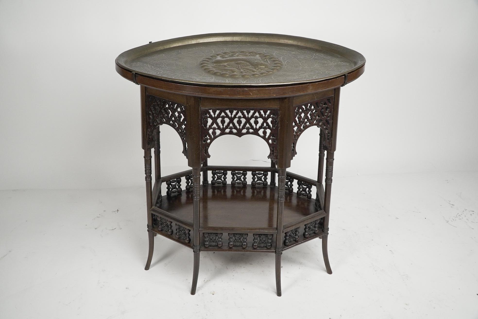 Anglais Liberty and Co. Une table d'appoint mauresque ovale rare et inhabituelle à huit pieds en vente