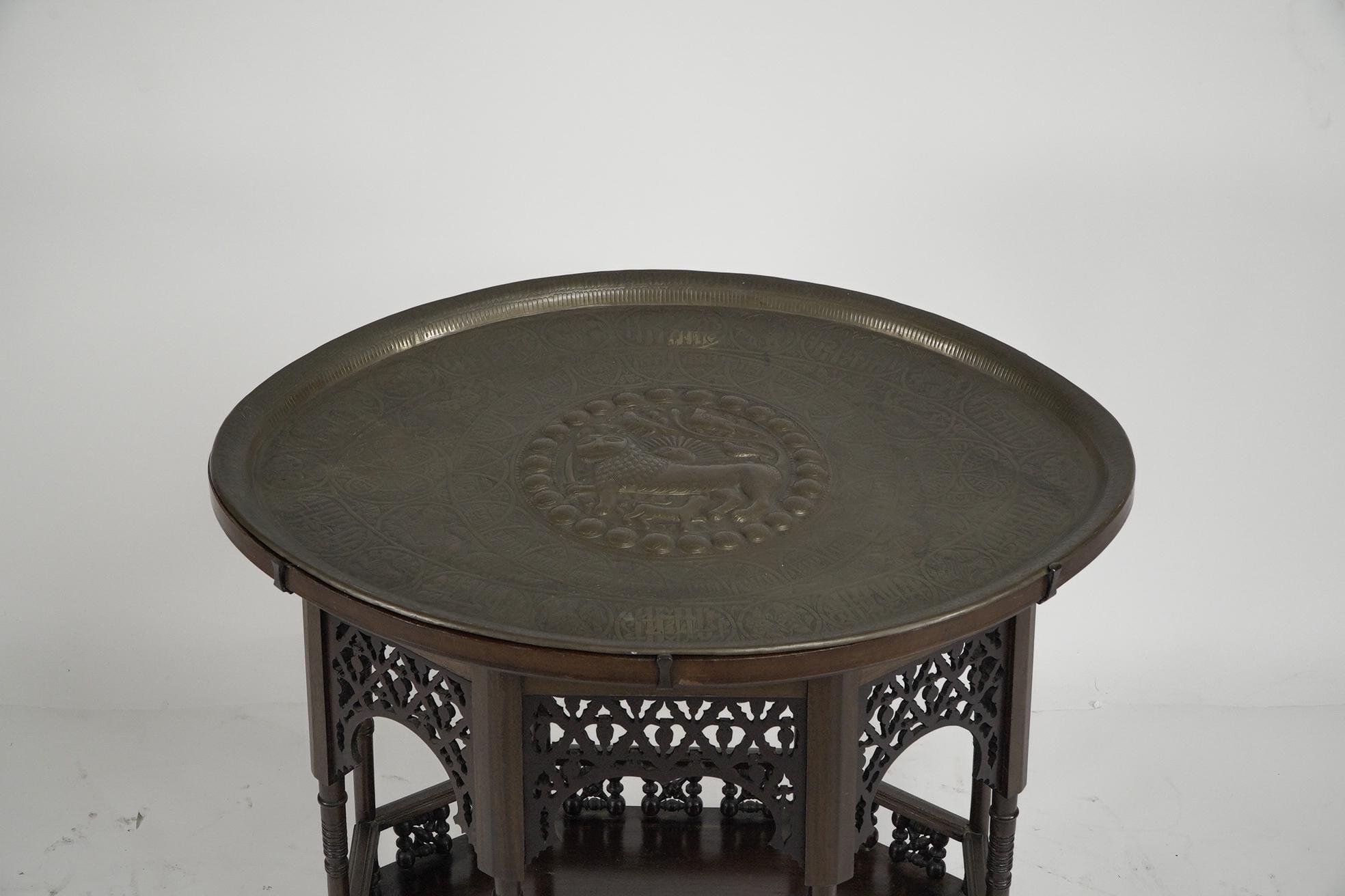 Liberty and Co. Une table d'appoint mauresque ovale rare et inhabituelle à huit pieds Bon état - En vente à London, GB
