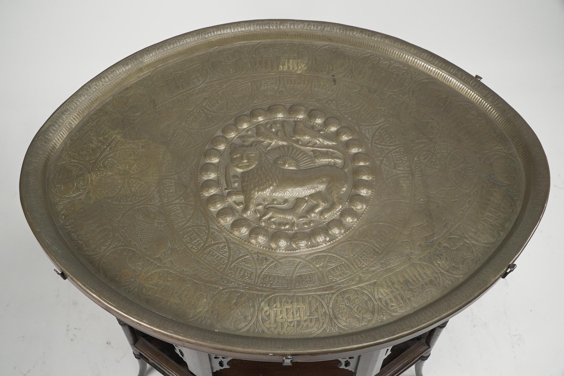 Fin du XIXe siècle Liberty and Co. Une table d'appoint mauresque ovale rare et inhabituelle à huit pieds en vente