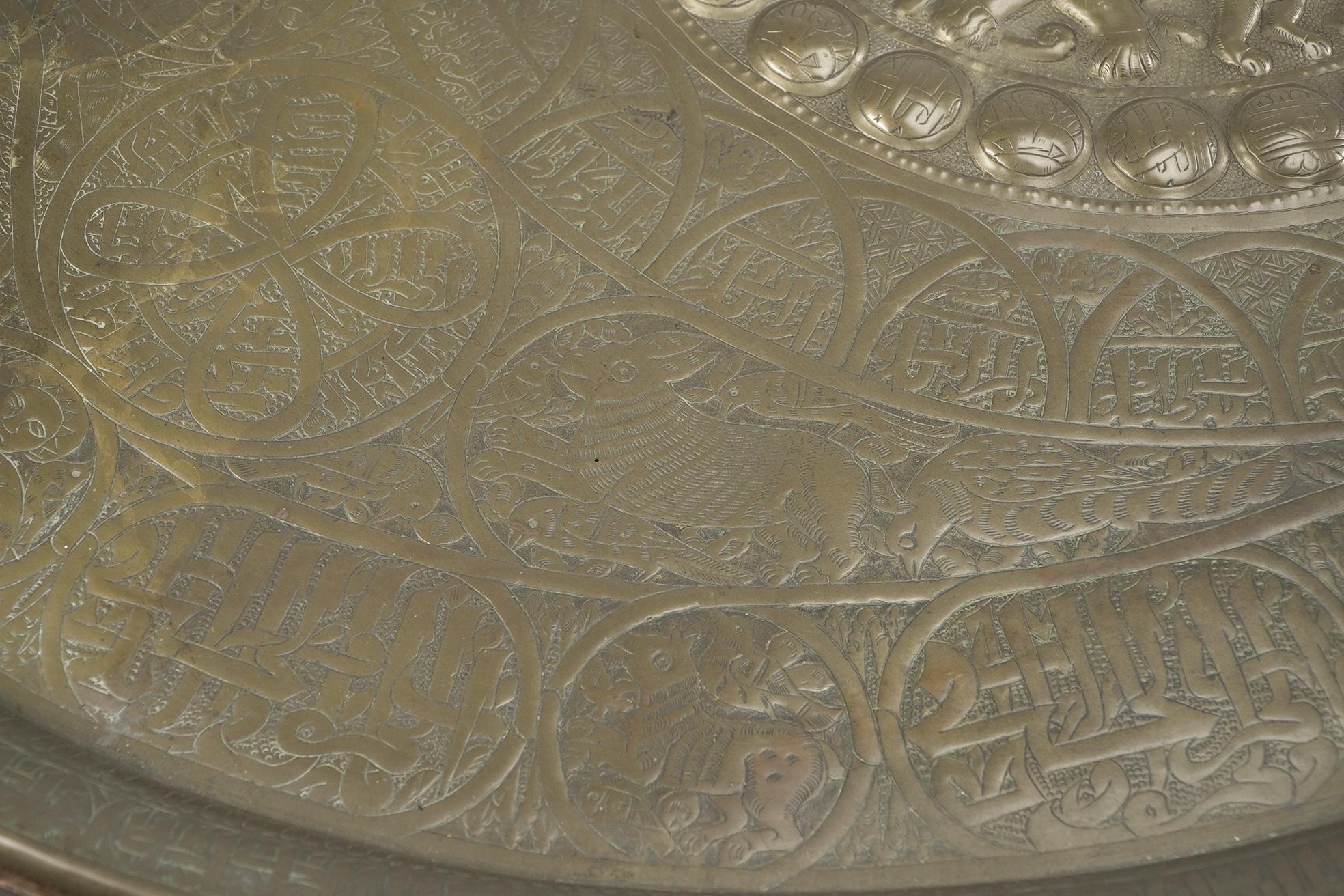 Liberty und Co. Ein seltener und ungewöhnlicher ovaler Beistelltisch mit acht Beinen im maurischen Stil im Angebot 1