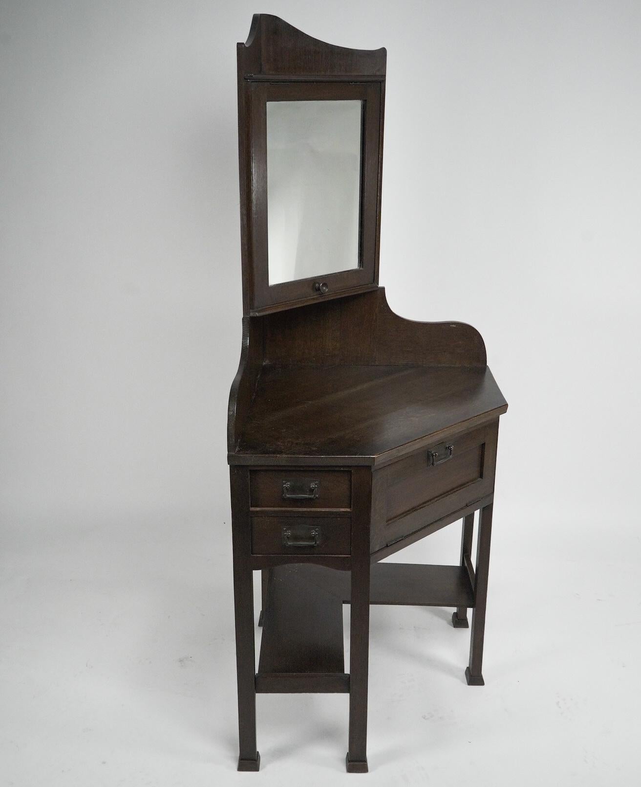 Liberty and Co. A rare and unusual Arts and Crafts oak corner dressing table In Good Condition For Sale In London, GB