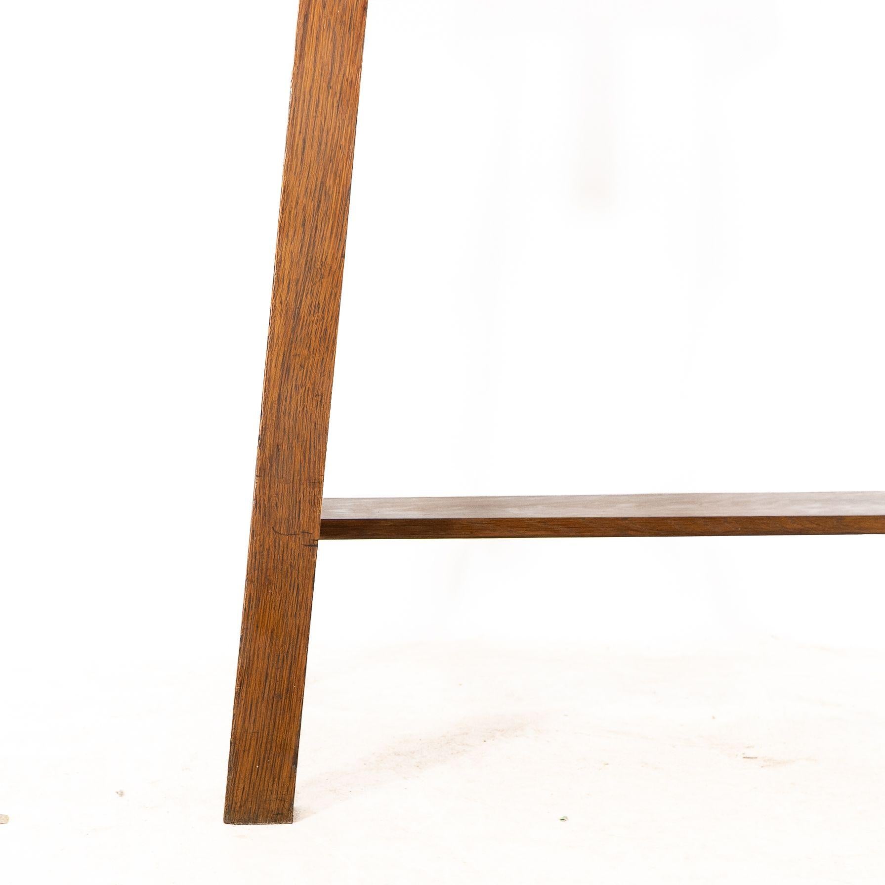 Liberty and Co. Table de chevet robuste en chêne oblong de style Arts and Crafts en vente 4