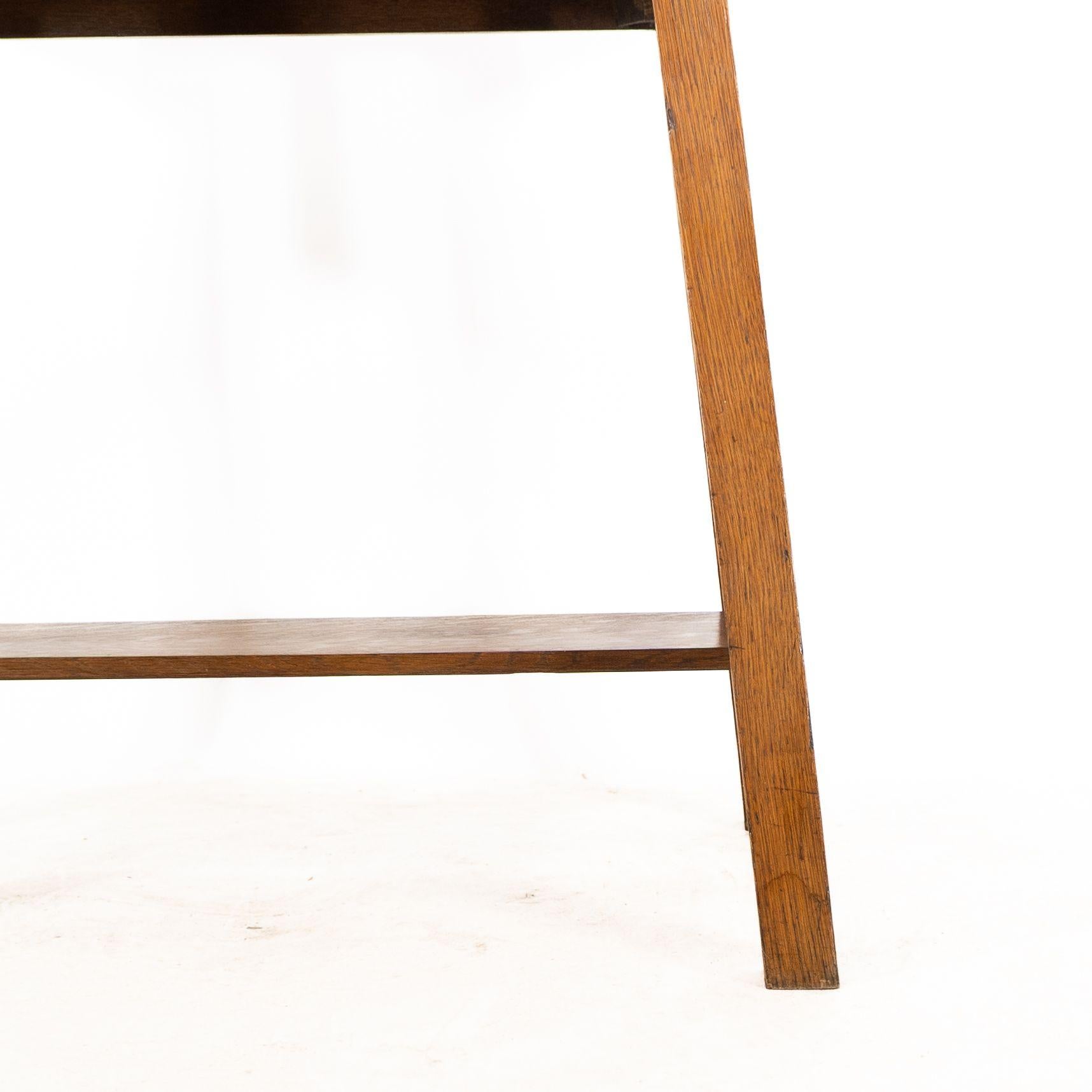 Liberty and Co. Table de chevet robuste en chêne oblong de style Arts and Crafts en vente 5