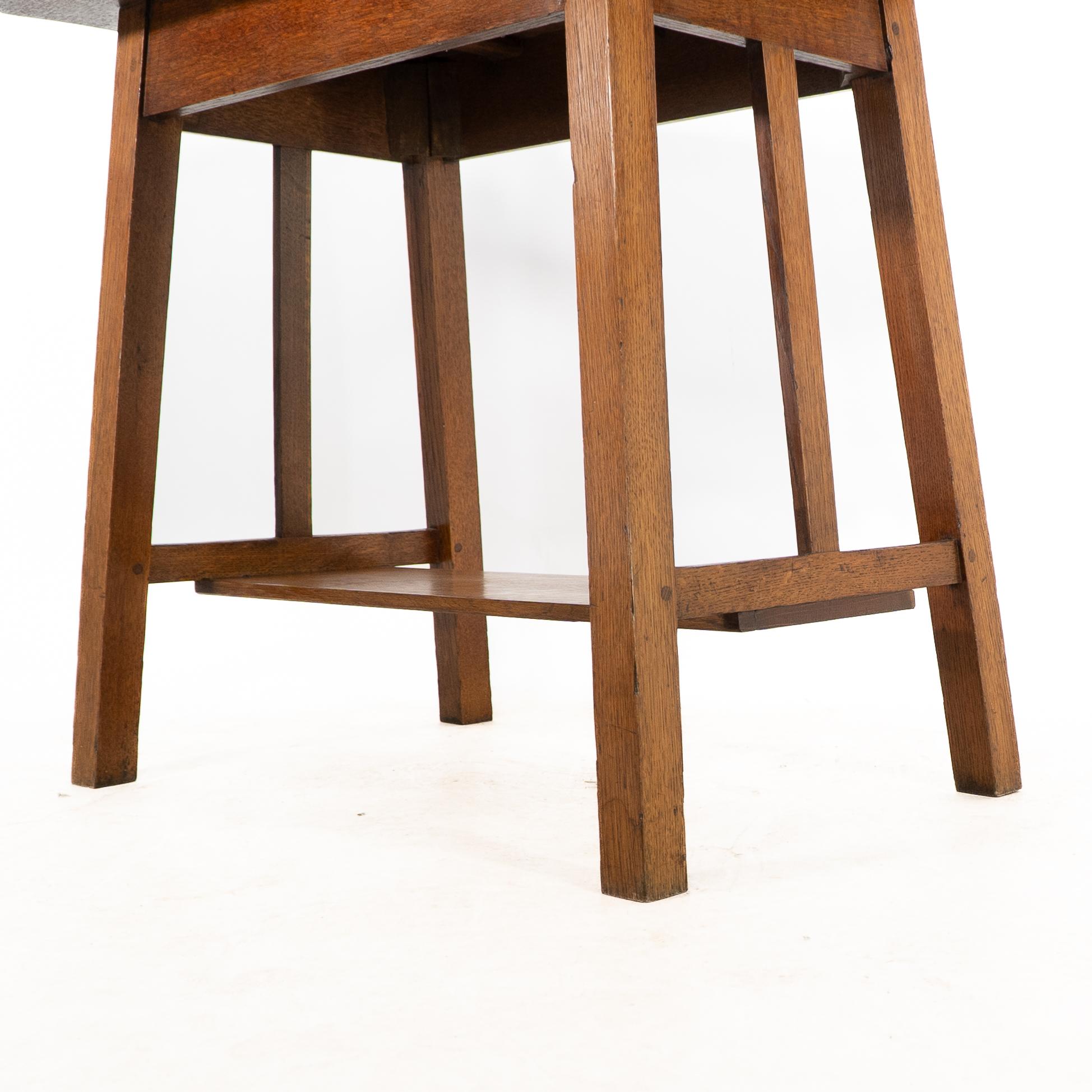 Liberty and Co. Table de chevet robuste en chêne oblong de style Arts and Crafts en vente 6