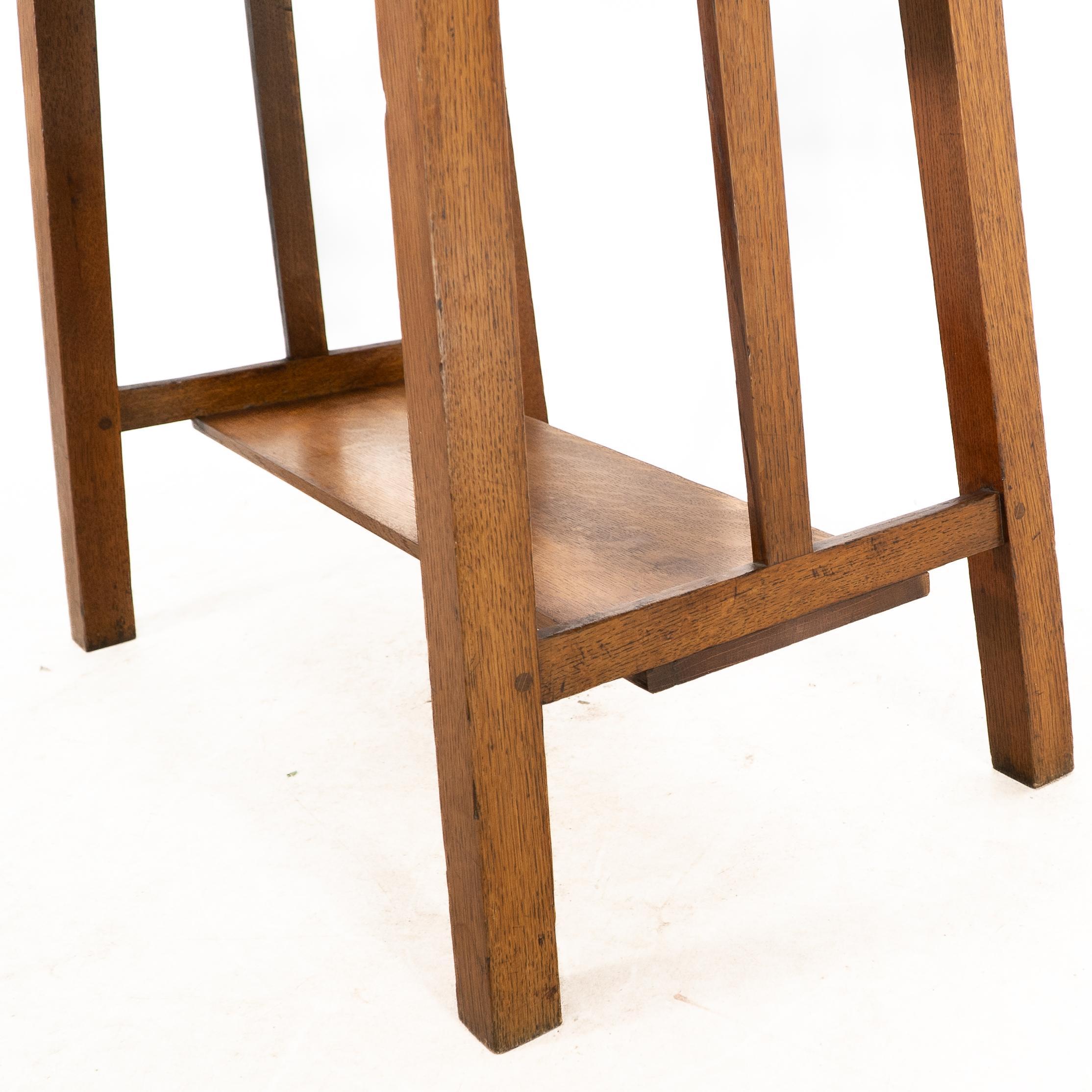 Liberty and Co. Table de chevet robuste en chêne oblong de style Arts and Crafts en vente 7