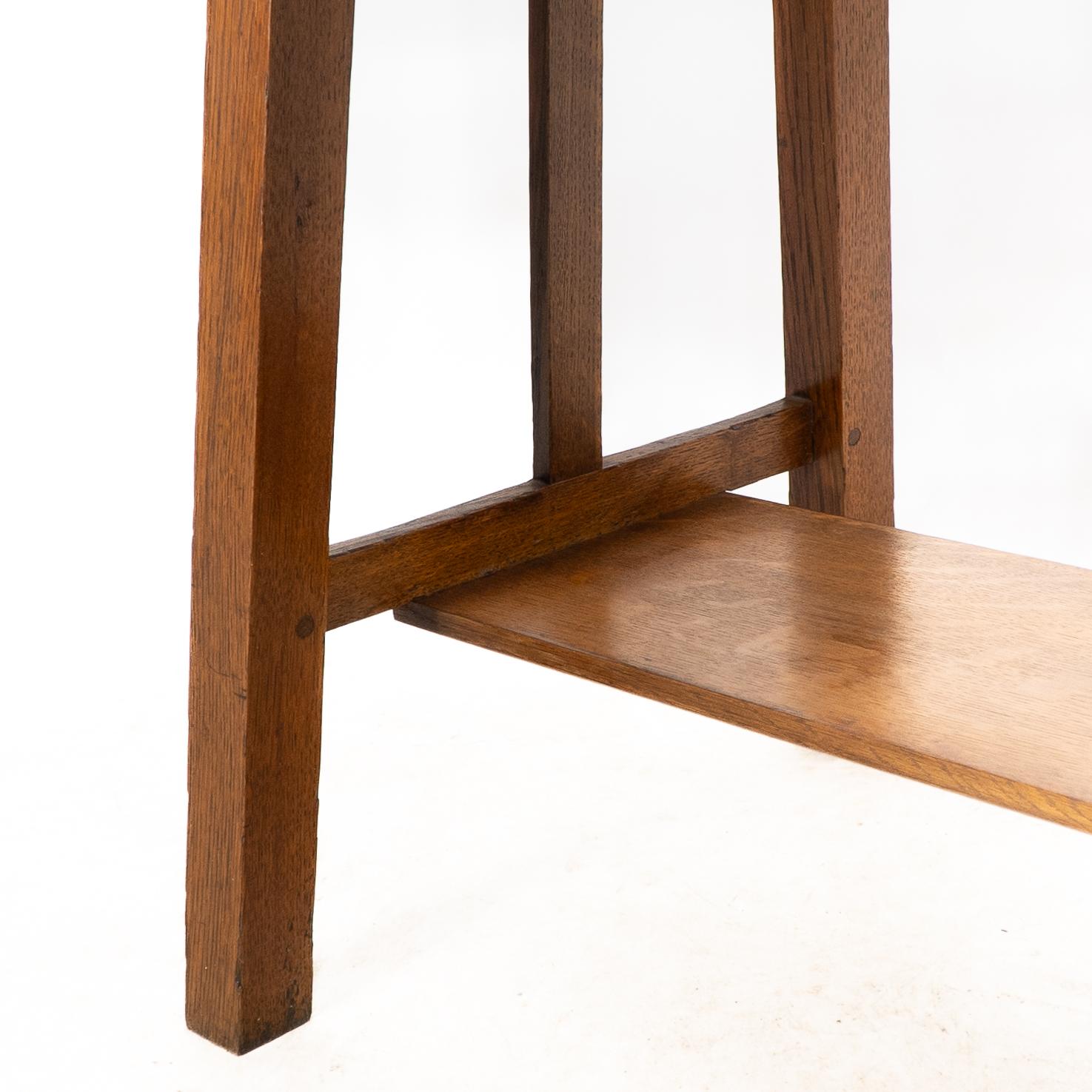Liberty and Co. Table de chevet robuste en chêne oblong de style Arts and Crafts en vente 8