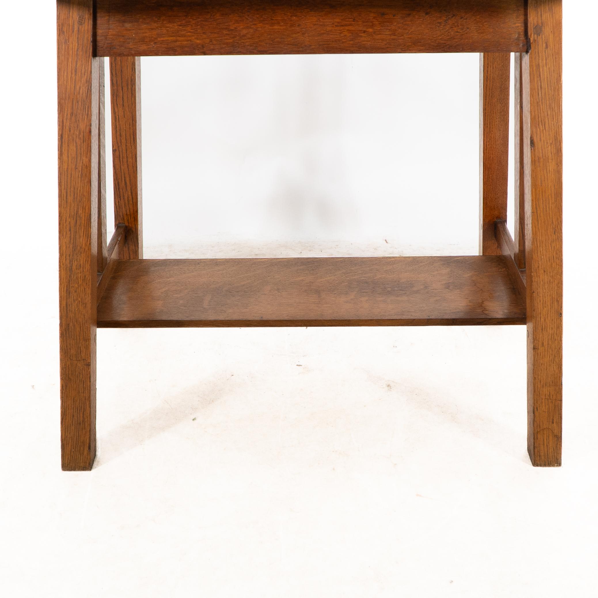 Liberty and Co. Table de chevet robuste en chêne oblong de style Arts and Crafts en vente 9