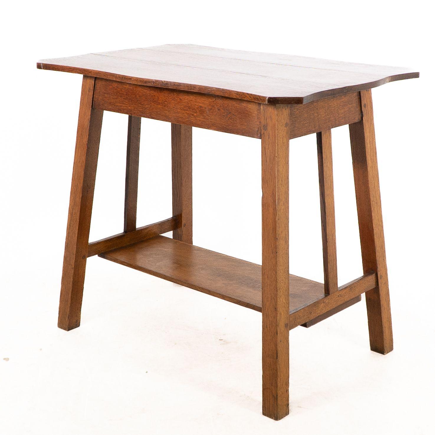 Anglais Liberty and Co. Table de chevet robuste en chêne oblong de style Arts and Crafts en vente