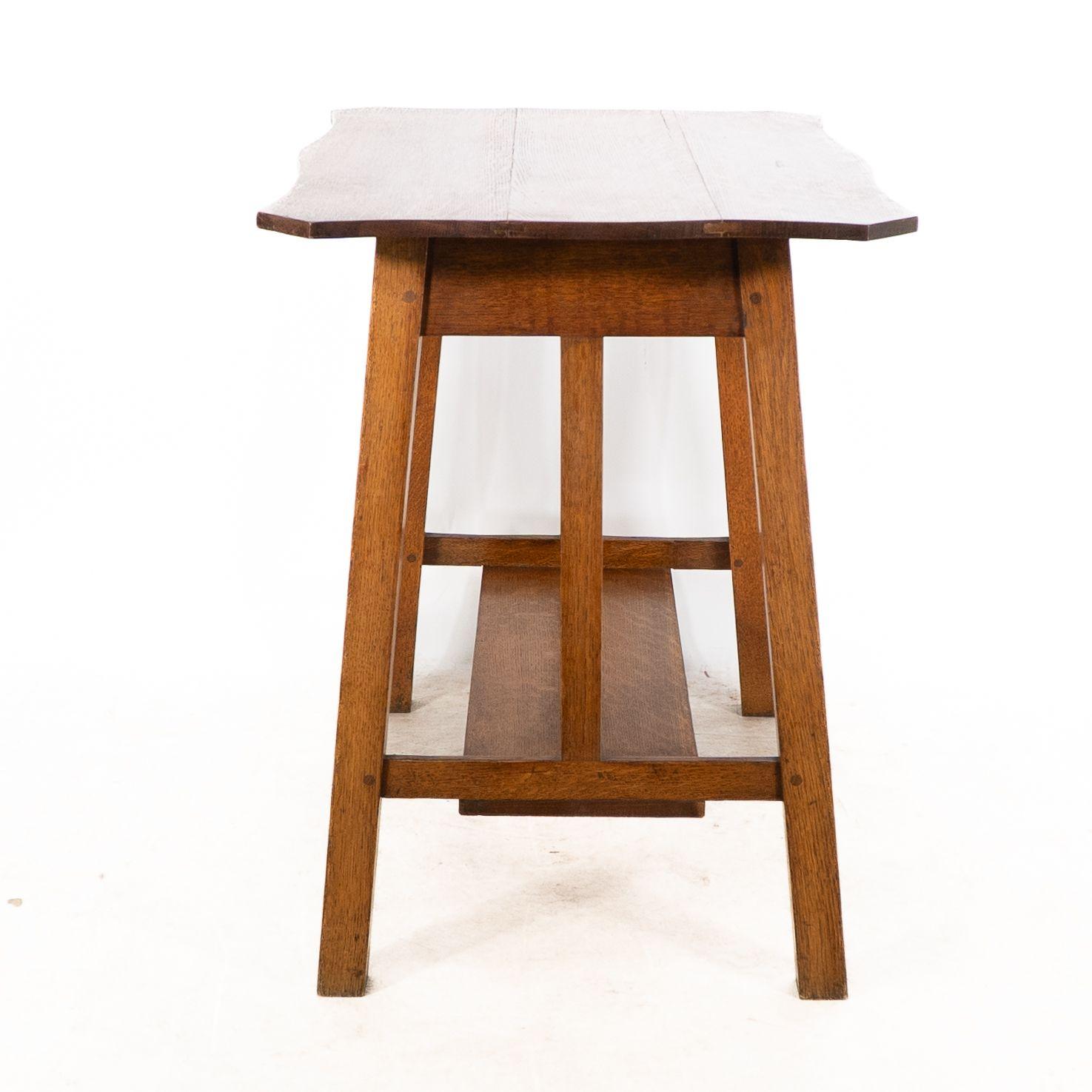 Liberty and Co. Table de chevet robuste en chêne oblong de style Arts and Crafts Bon état - En vente à London, GB