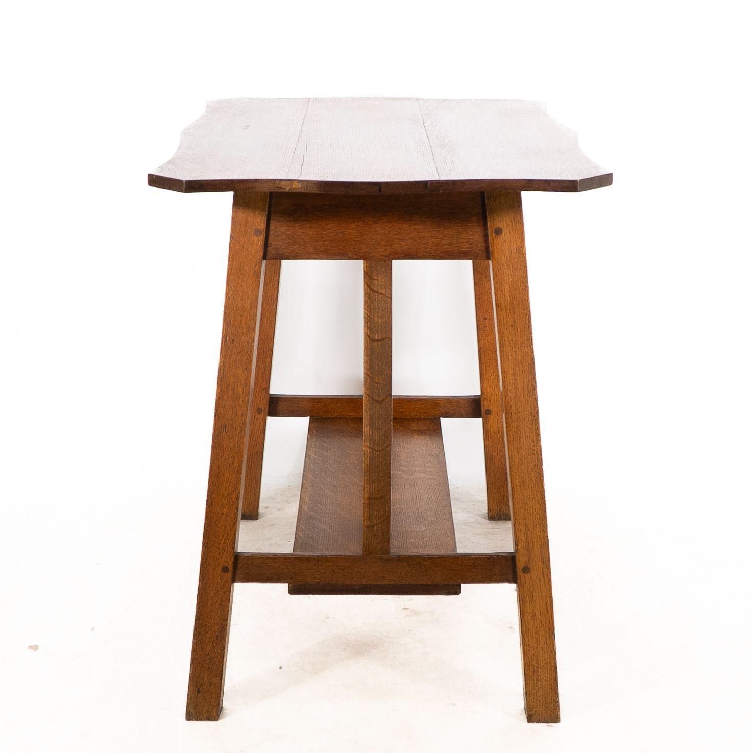 Fin du XIXe siècle Liberty and Co. Table de chevet robuste en chêne oblong de style Arts and Crafts en vente