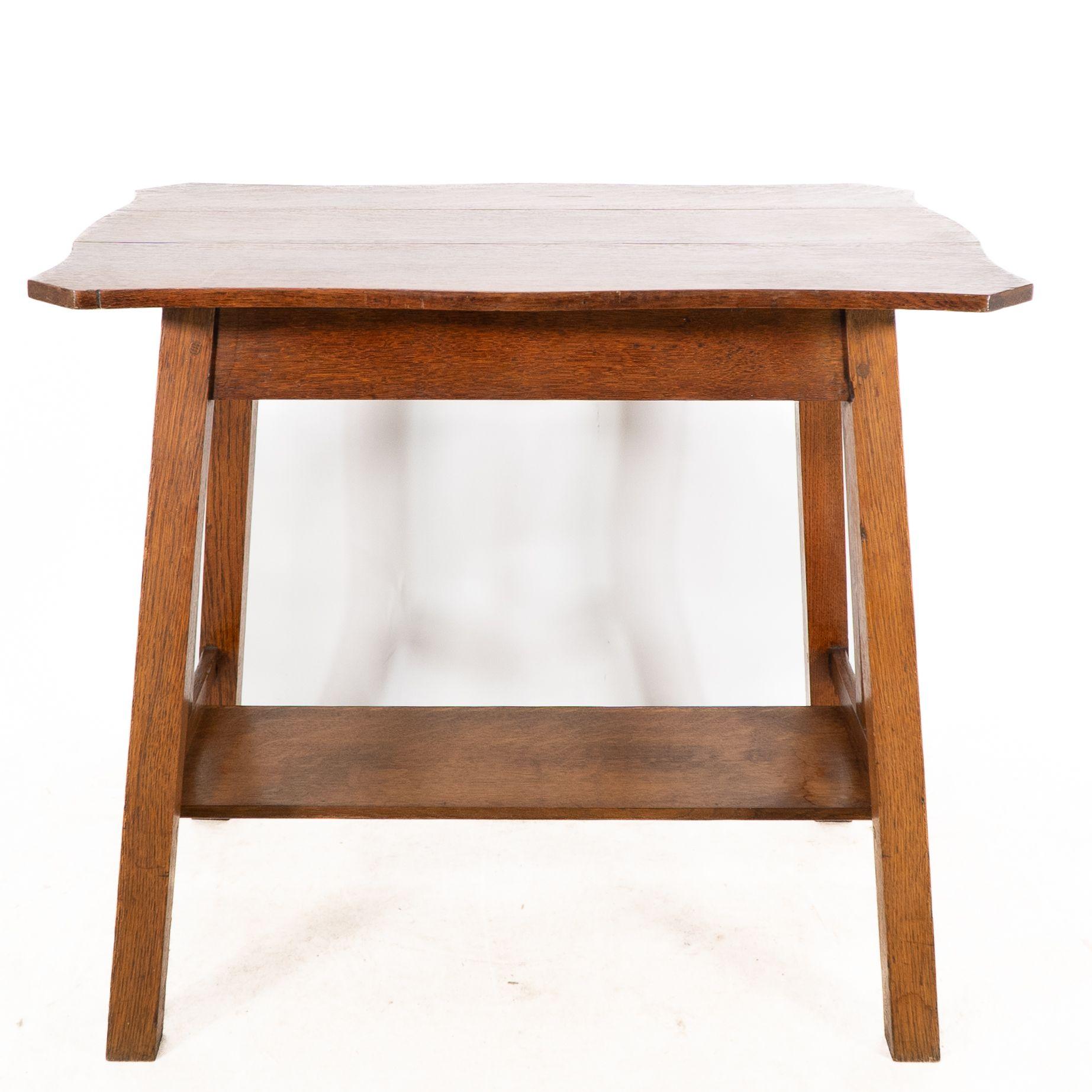 Chêne Liberty and Co. Table de chevet robuste en chêne oblong de style Arts and Crafts en vente