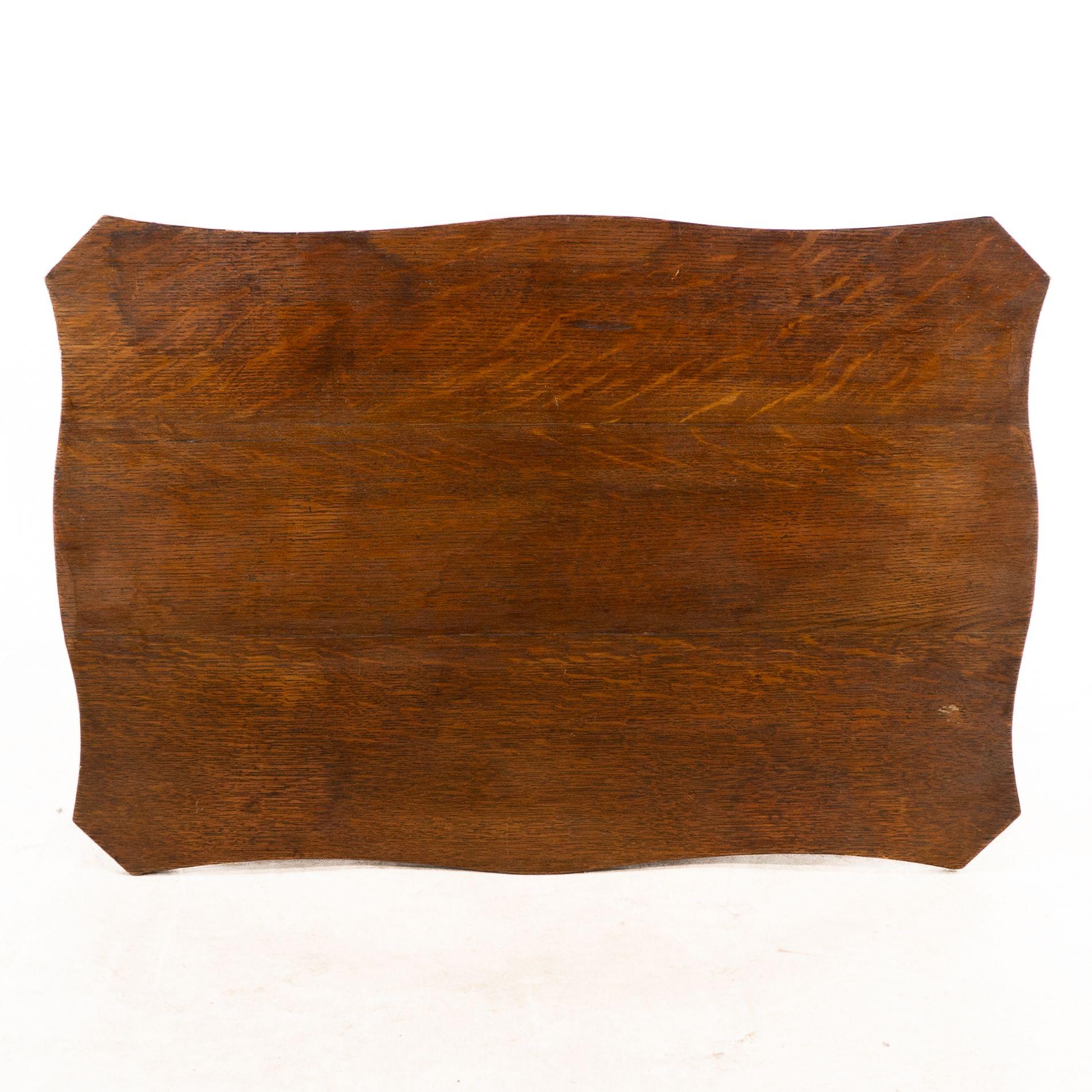 Liberty and Co. Table de chevet robuste en chêne oblong de style Arts and Crafts en vente 1