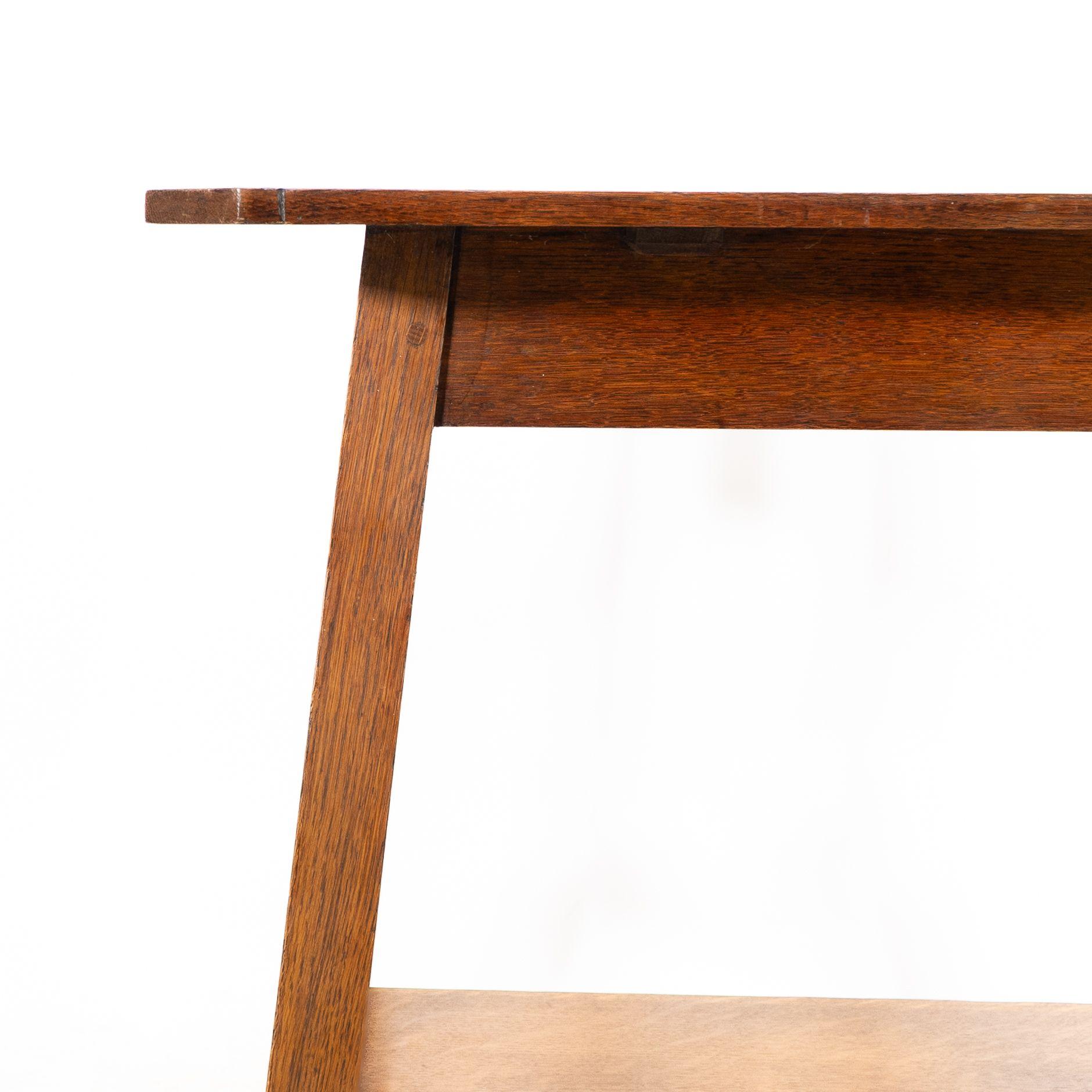 Liberty and Co. Table de chevet robuste en chêne oblong de style Arts and Crafts en vente 2
