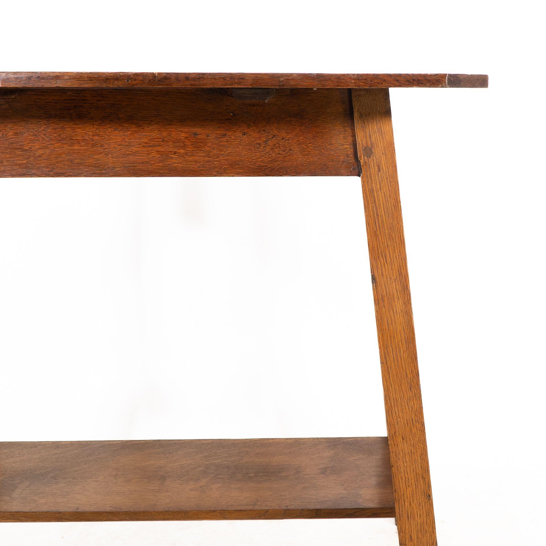 Liberty and Co. Table de chevet robuste en chêne oblong de style Arts and Crafts en vente 3