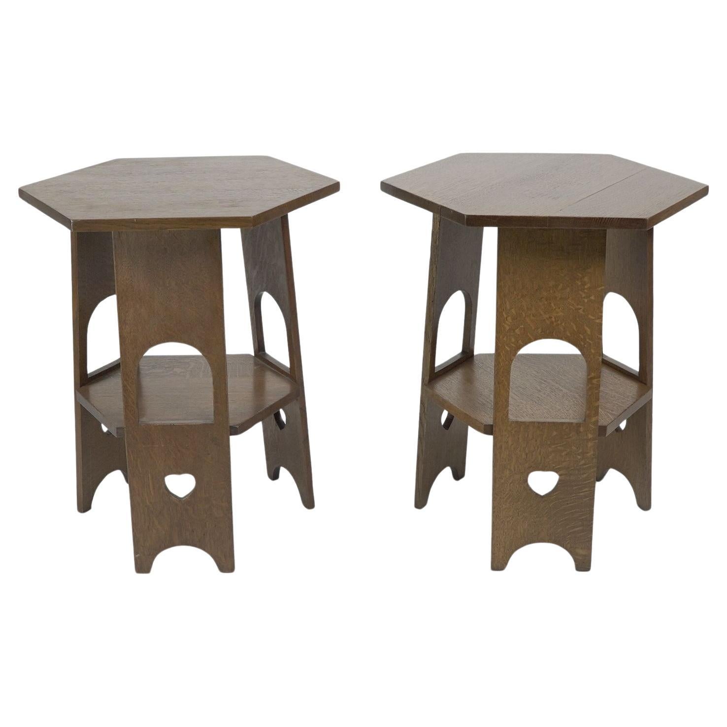 Liberty und Co. Ein seltenes Paar von Arts & Craft Eiche Beistelltische mit Planke Seiten