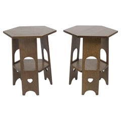 Liberty und Co. Ein seltenes Paar von Arts & Craft Eiche Beistelltische mit Planke Seiten