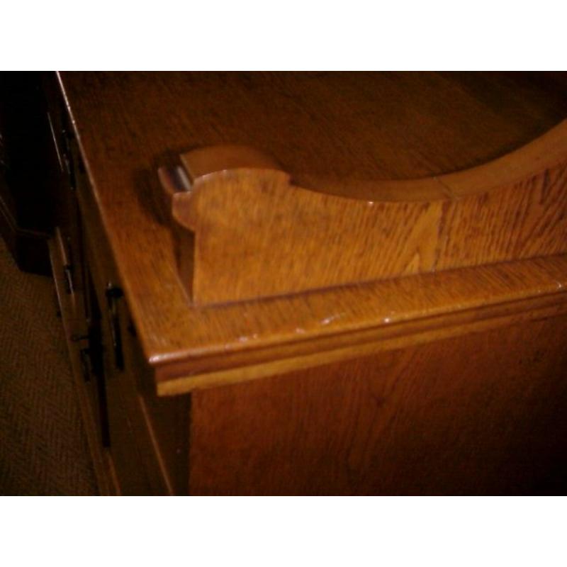Fin du XIXe siècle Liberty and Co. Petit buffet Arts and Crafts en chêne 1/4 scié en vente