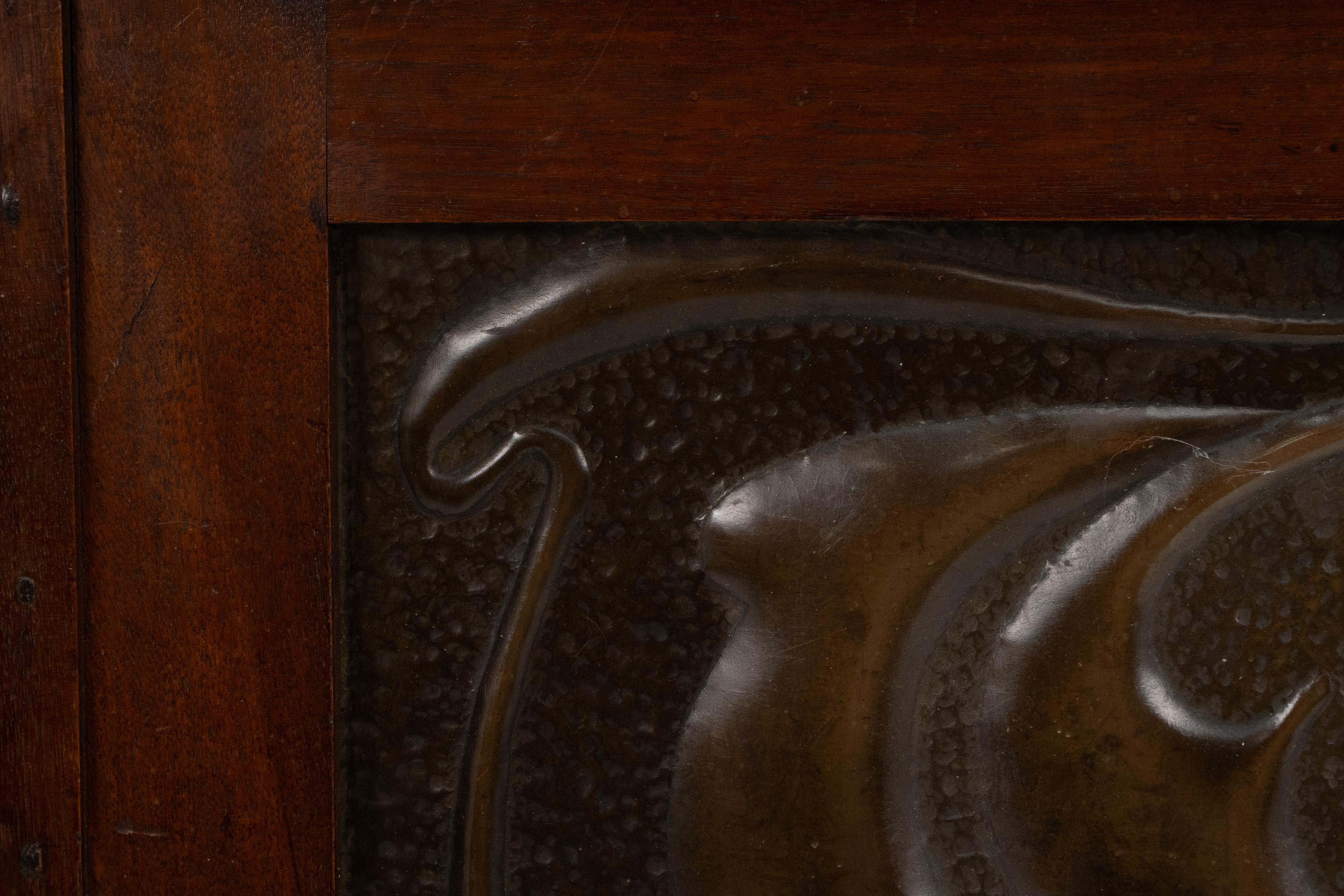 Liberty and Co. Une petite malle avec des panneaux de cuivre dans le style de C R Mackintosh. en vente 3