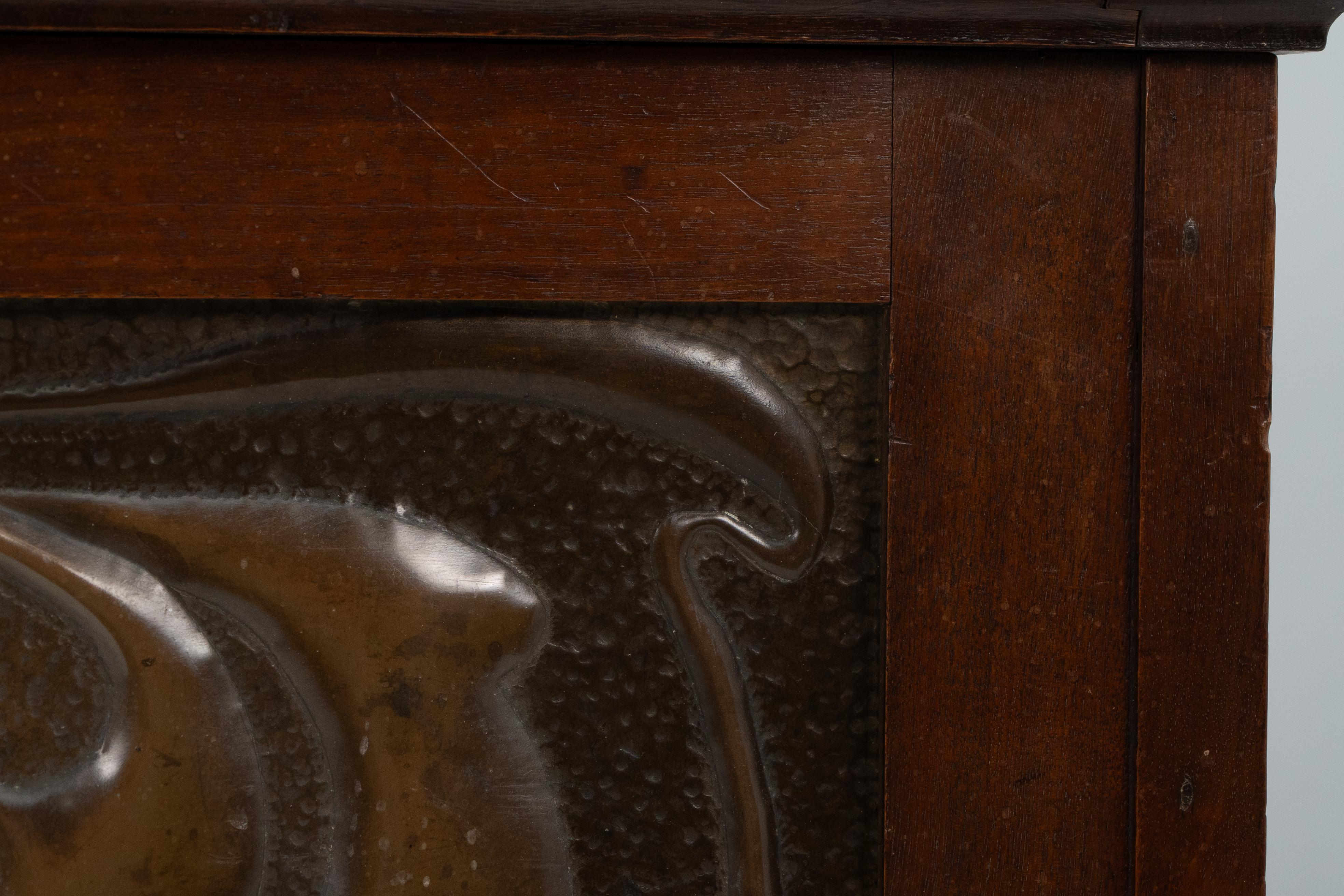 Liberty and Co. Une petite malle avec des panneaux de cuivre dans le style de C R Mackintosh. en vente 5