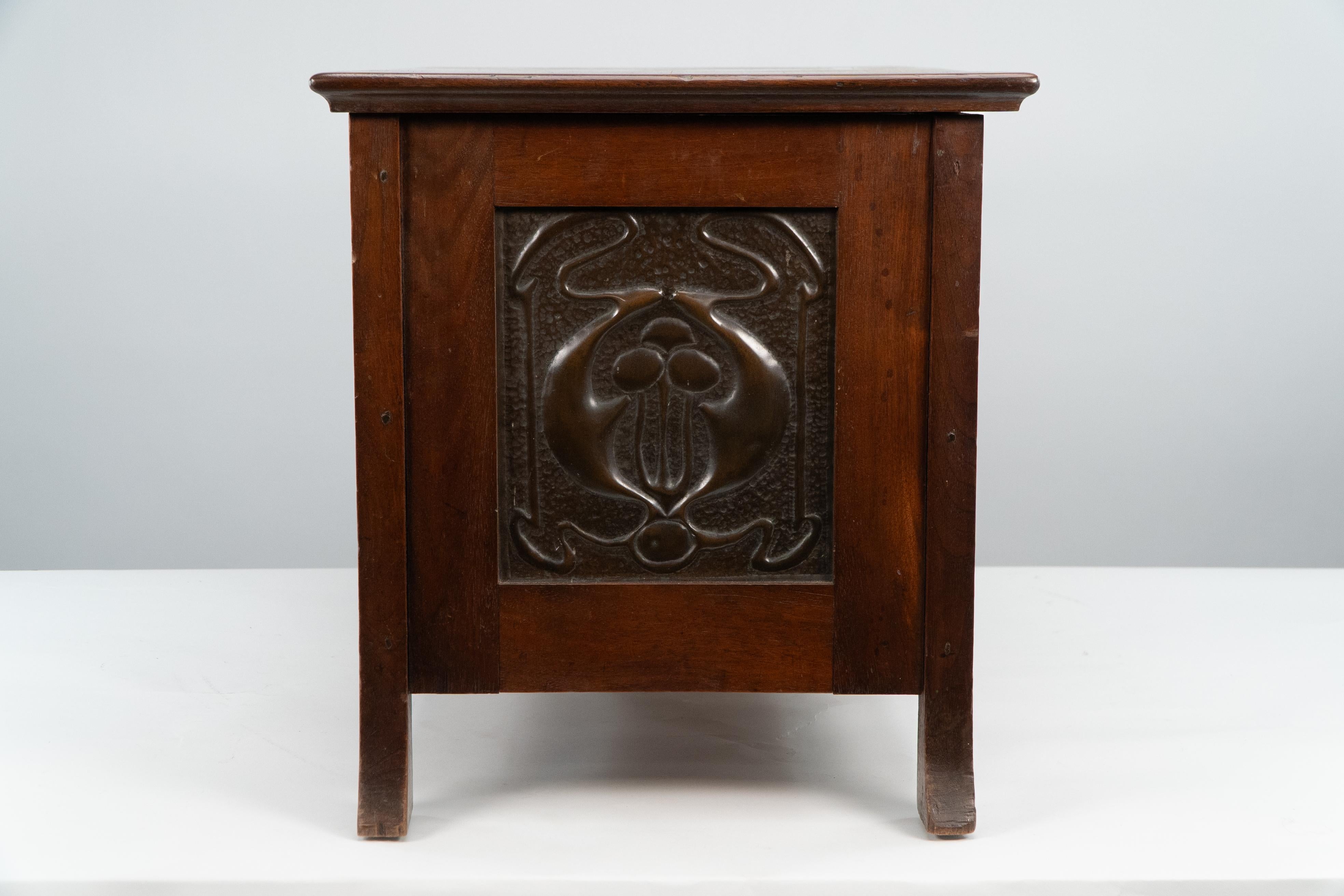 Arts and Crafts Liberty and Co. Une petite malle avec des panneaux de cuivre dans le style de C R Mackintosh. en vente